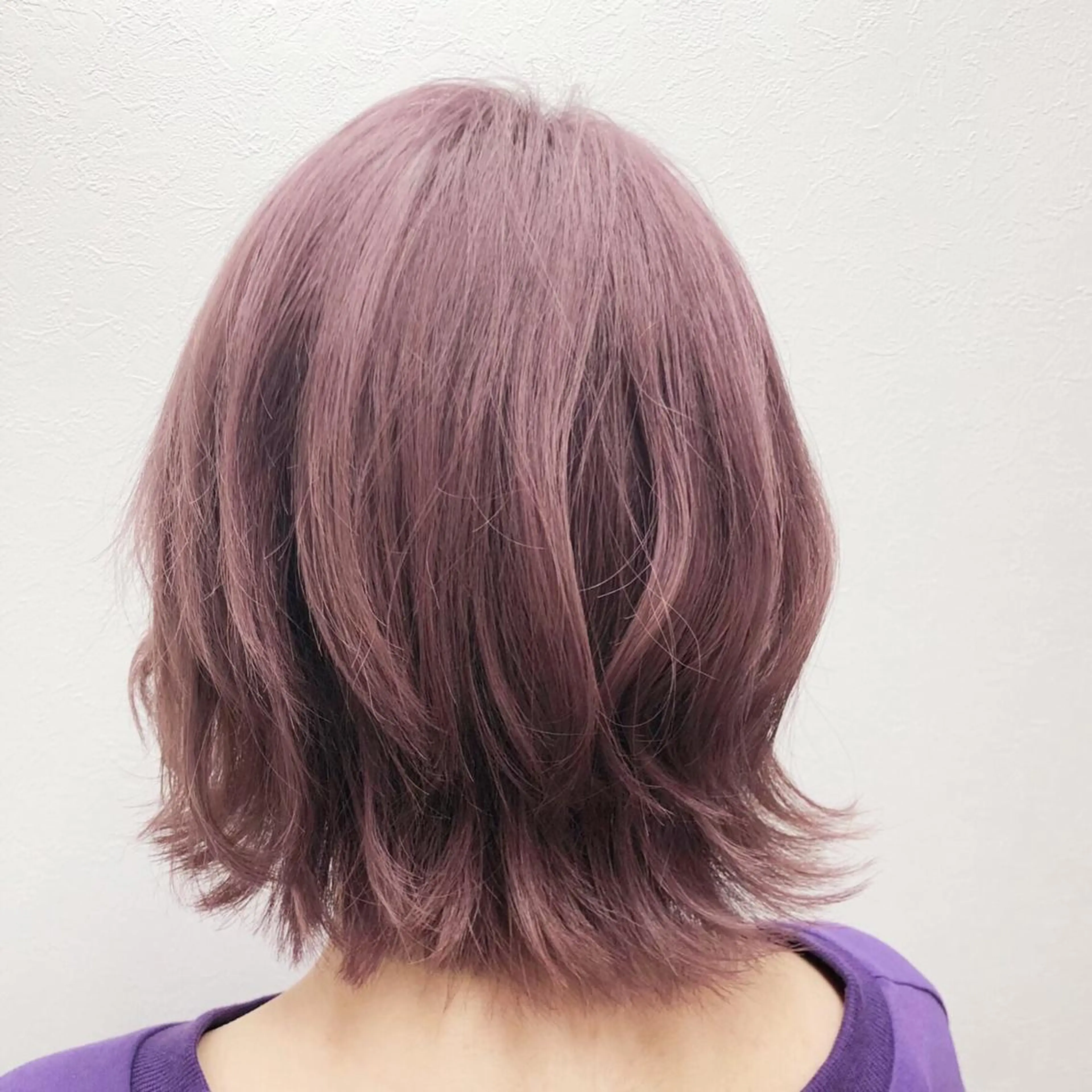 ショート カラー アッシュ ブリーチ イルミナカラー ピンクカラー ピンクアッシュ ヤナ マネージャーのヘアスタイル