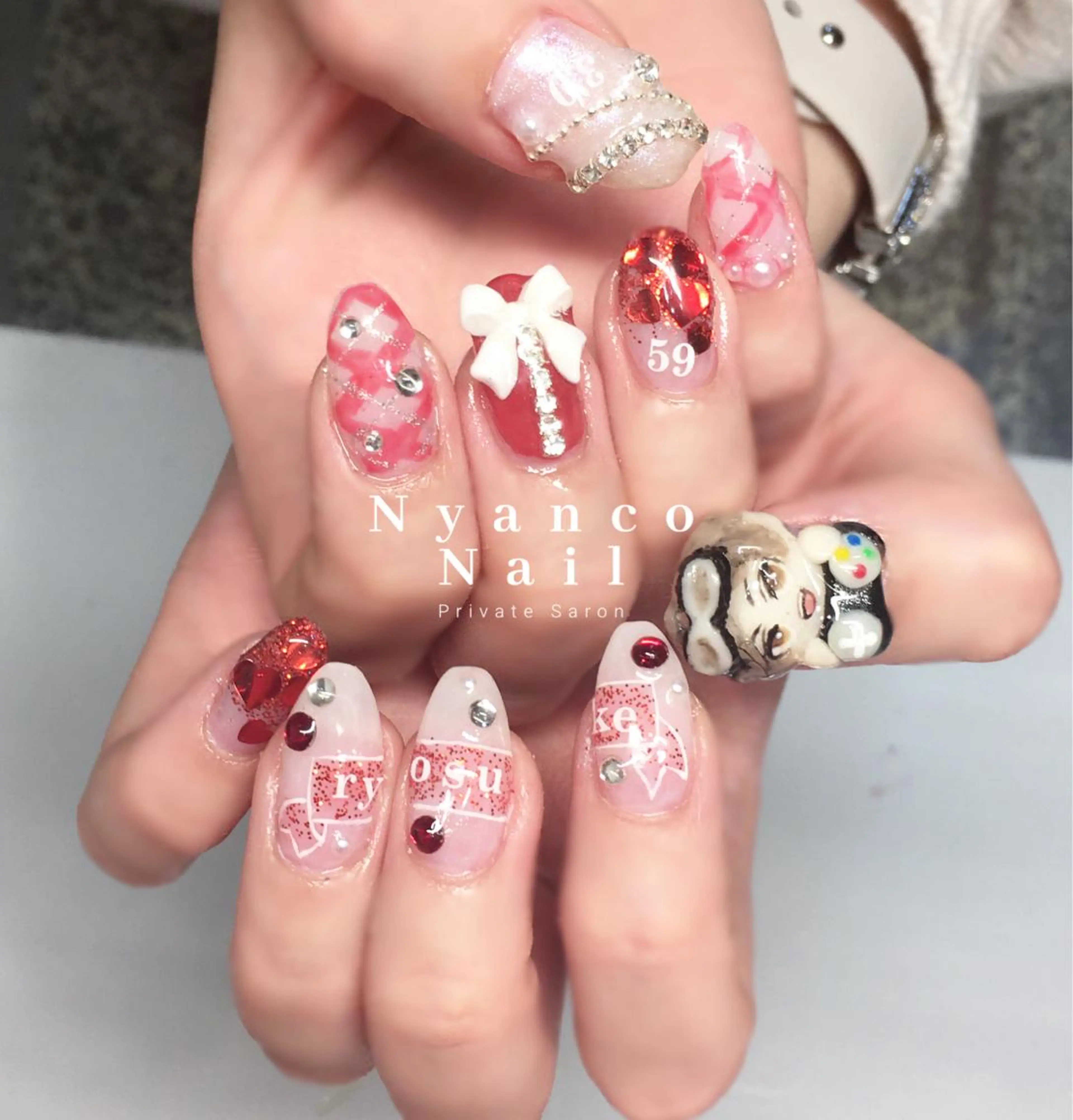 ネイル ジェルネイル キラキラネイル 赤色 リボン Nyanco Nailのネイルデザイン