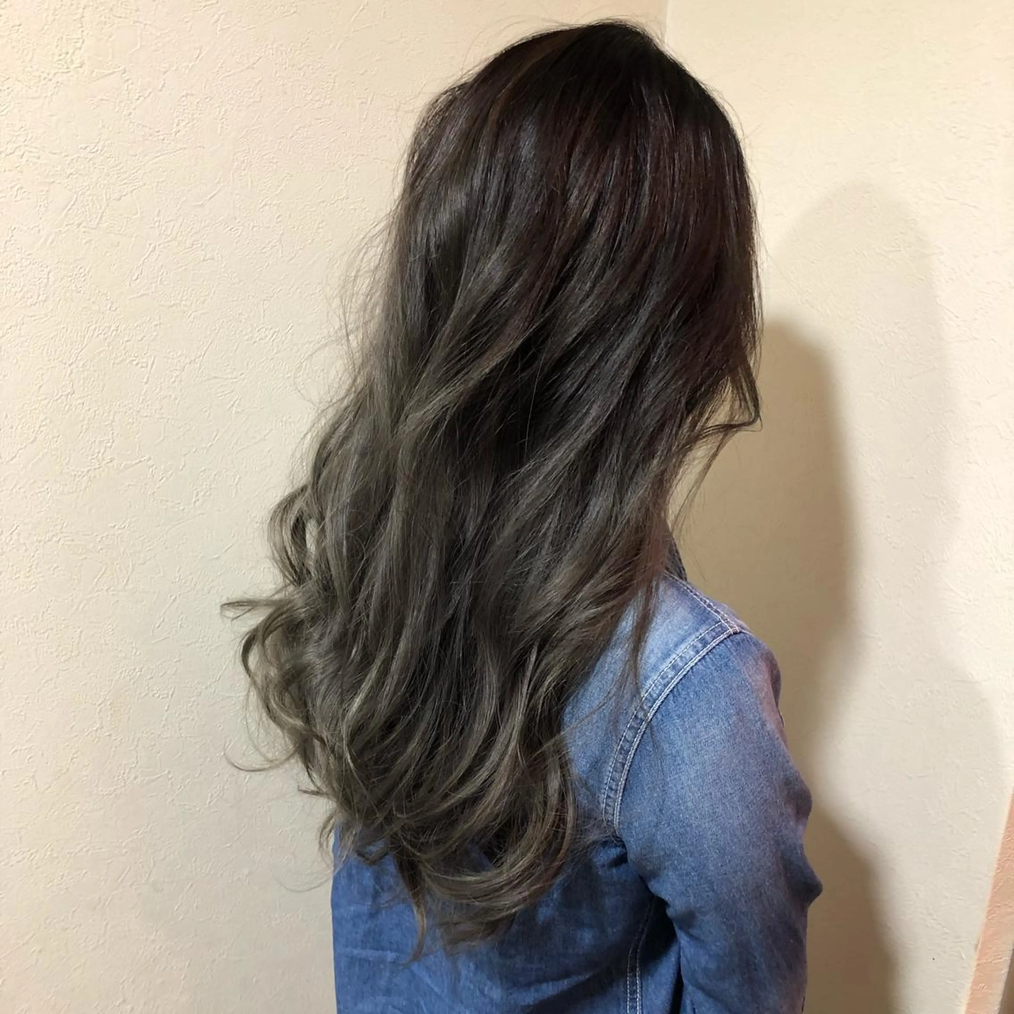 ロング カラー バレイヤージュ グレージュ シルバー シルバーグレージュ レイヤーカット ヘアカラー 山崎 雄太のヘアスタイル