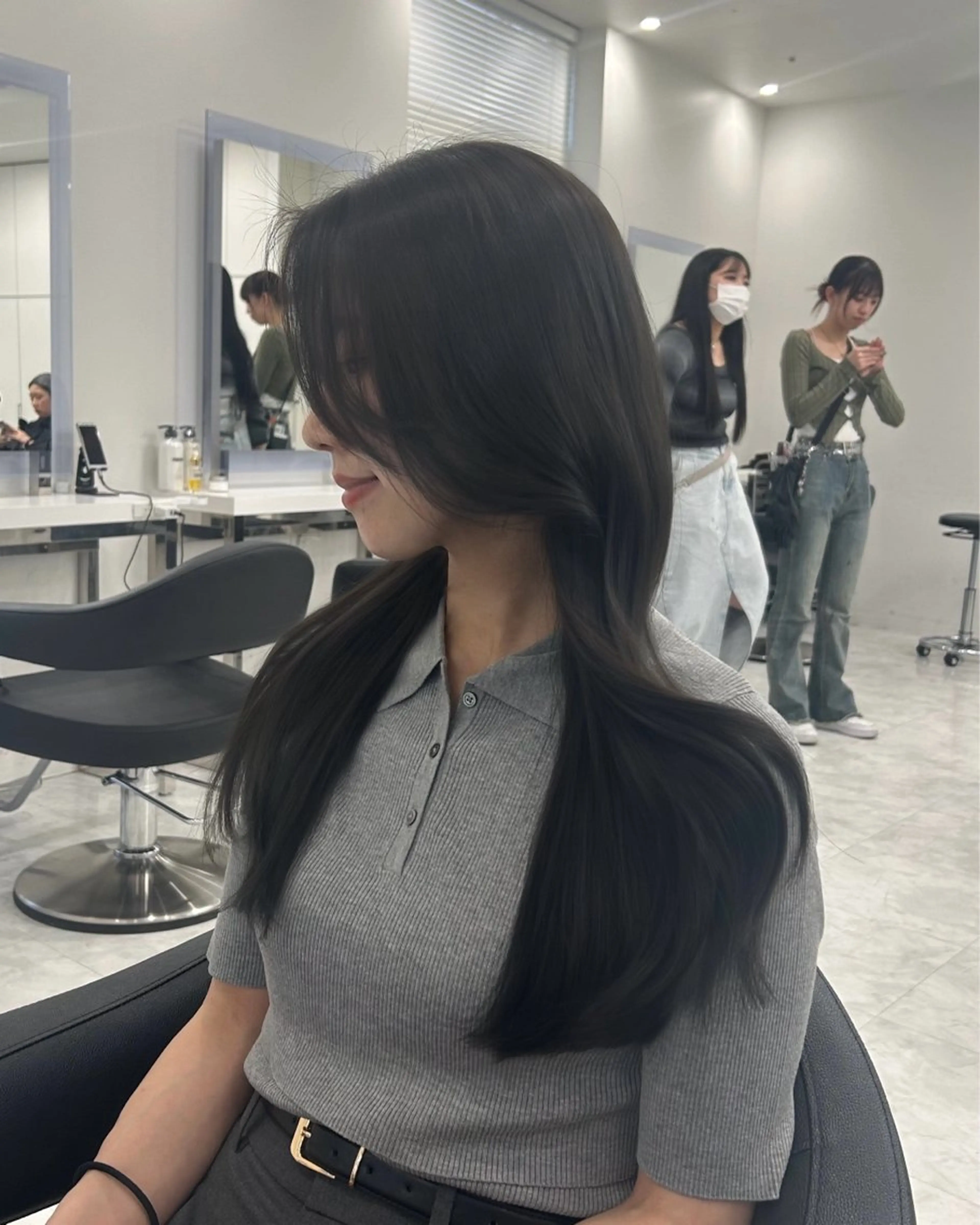 ロング ヘアカラー 大人っぽベージュ🤍 レイヤーRikutoのヘアスタイル
