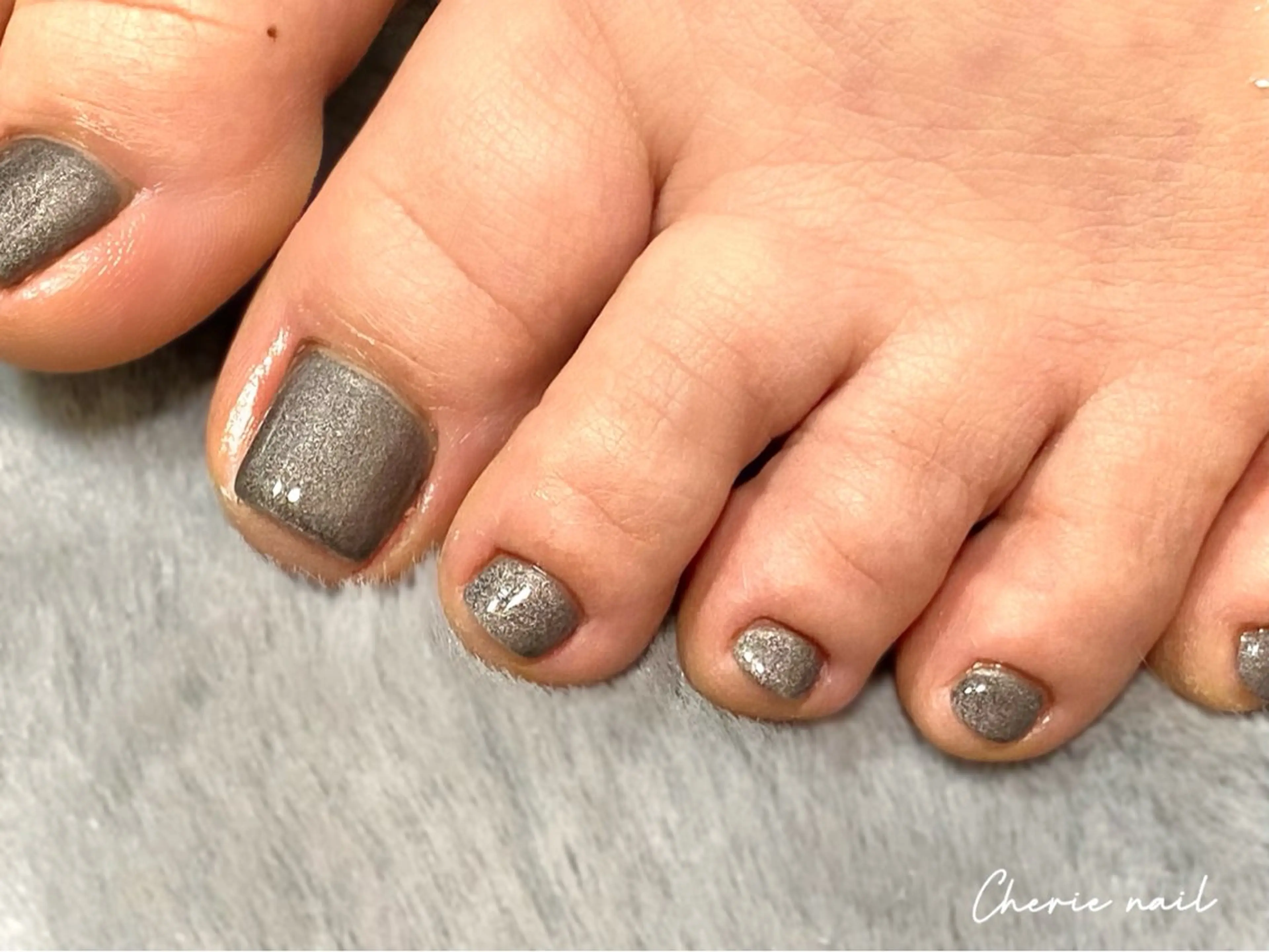 ネイル フットネイル ジェルネイル マグネットネイル ワンカラーネイル シルバー フットネイル Cherienail yunaのネイルデザイン