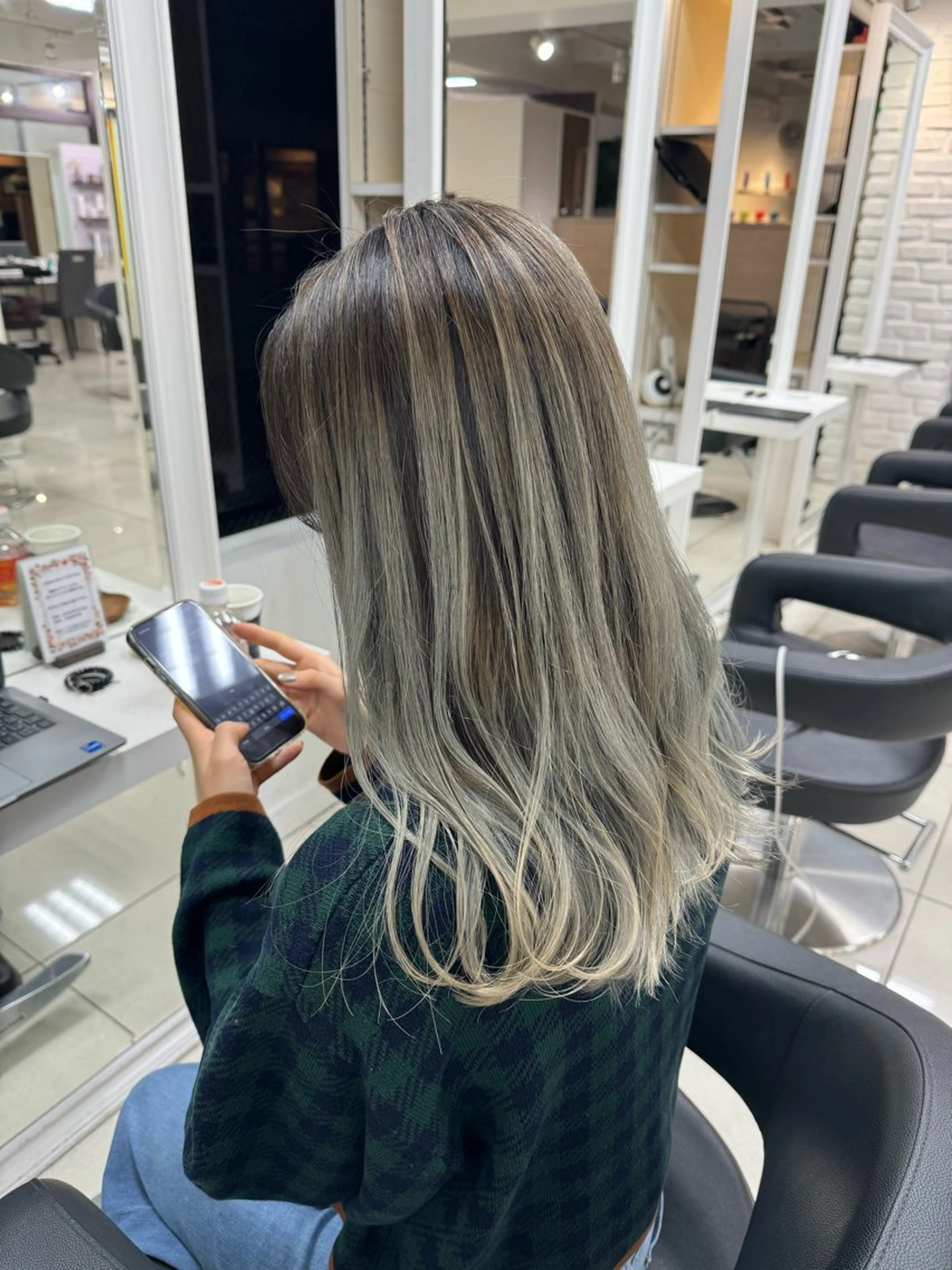 ロング カラー バレイヤージュ ブリーチ グレージュ ハイライトカラー イルミナカラー カット ヘアカラー トリートメント 【デザインカラー】 粥川佳日望のヘアスタイル