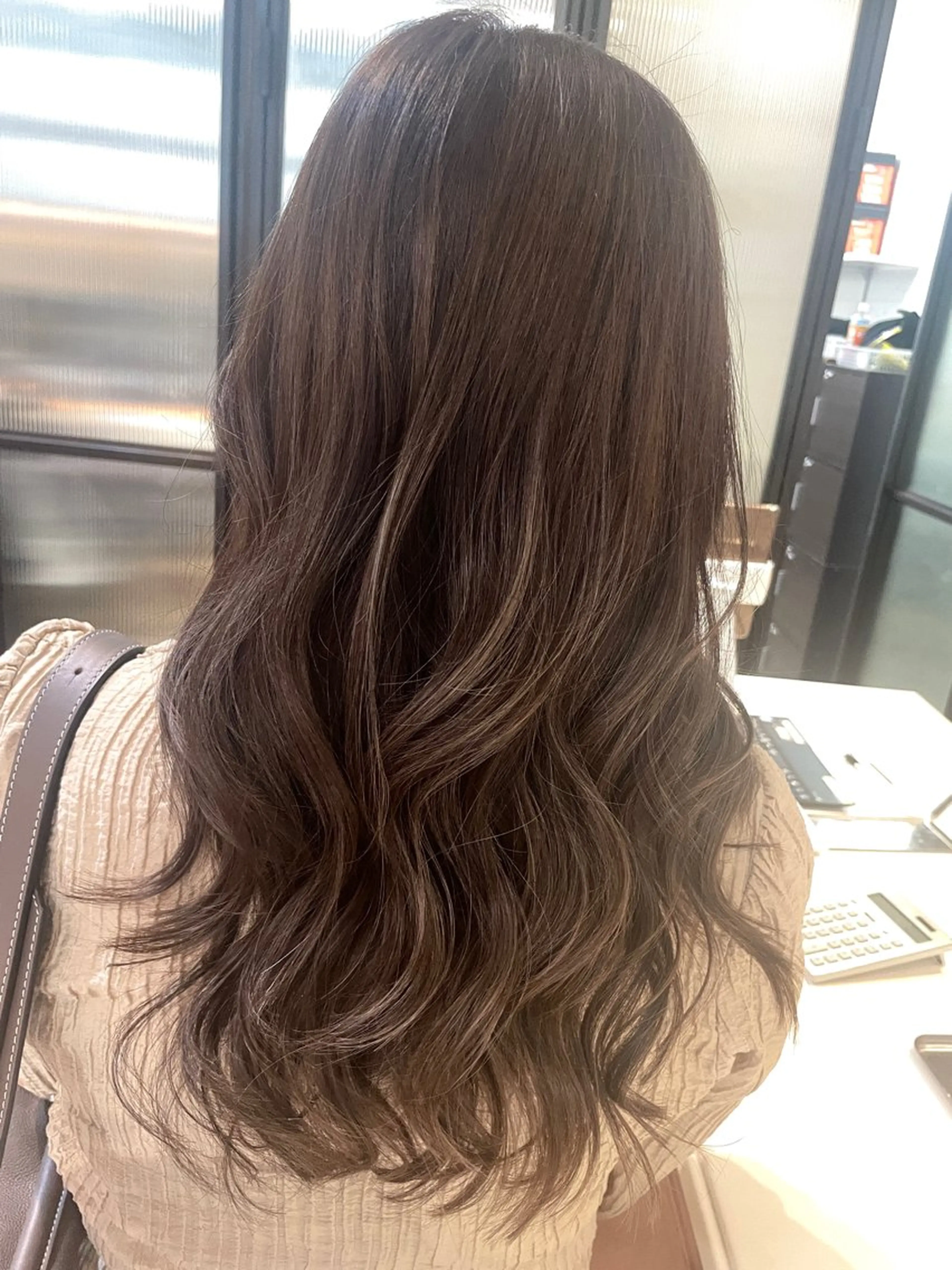 ロング カラー ベージュカラー グレージュ ハイライトカラー ハイライト カット ヘアカラー トリートメント BEBE所属・ブリーチなし 透明感カラーKANAのヘアスタイル