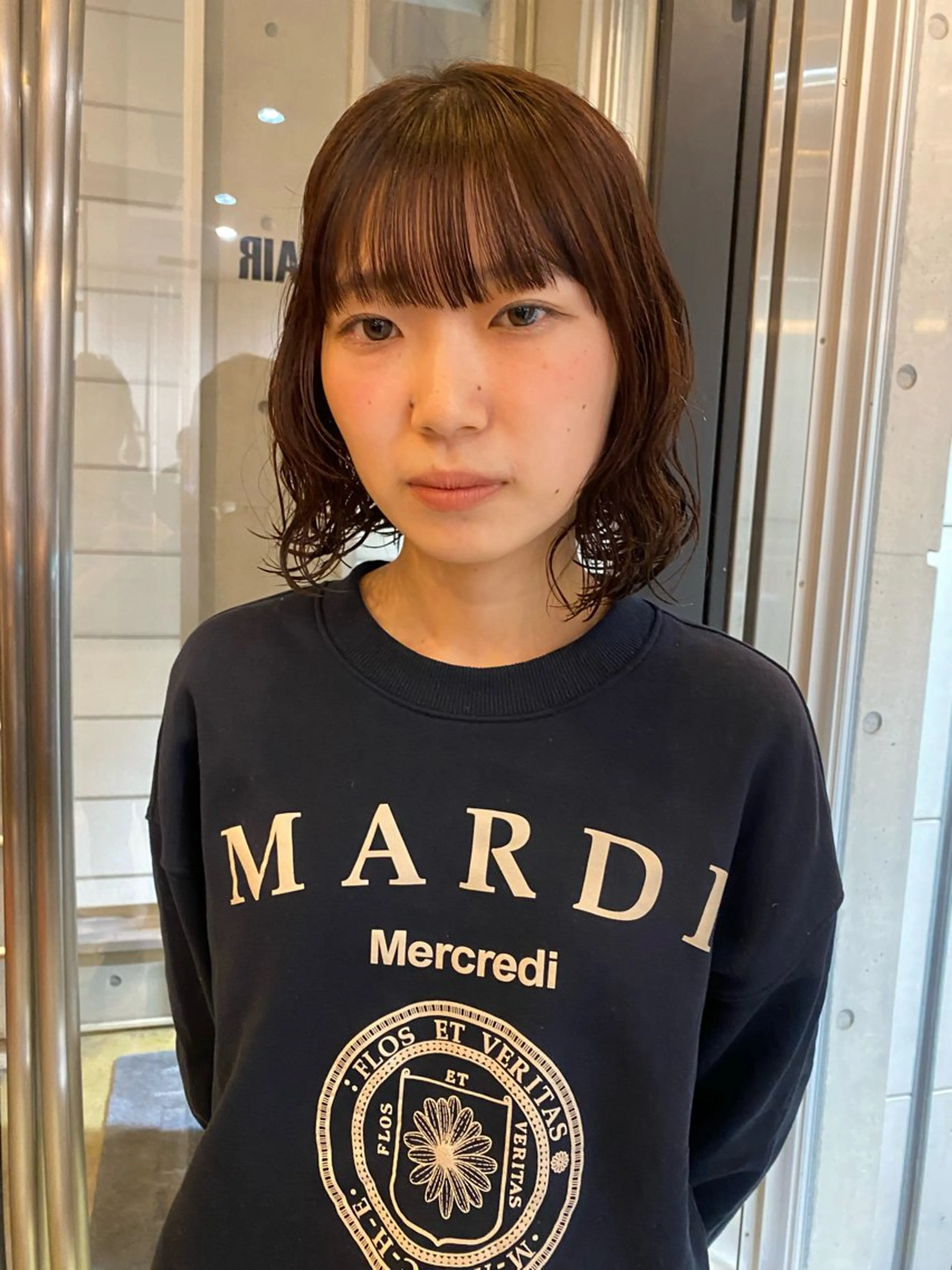 ミディアム パーマ 磯谷 朋のヘアスタイル