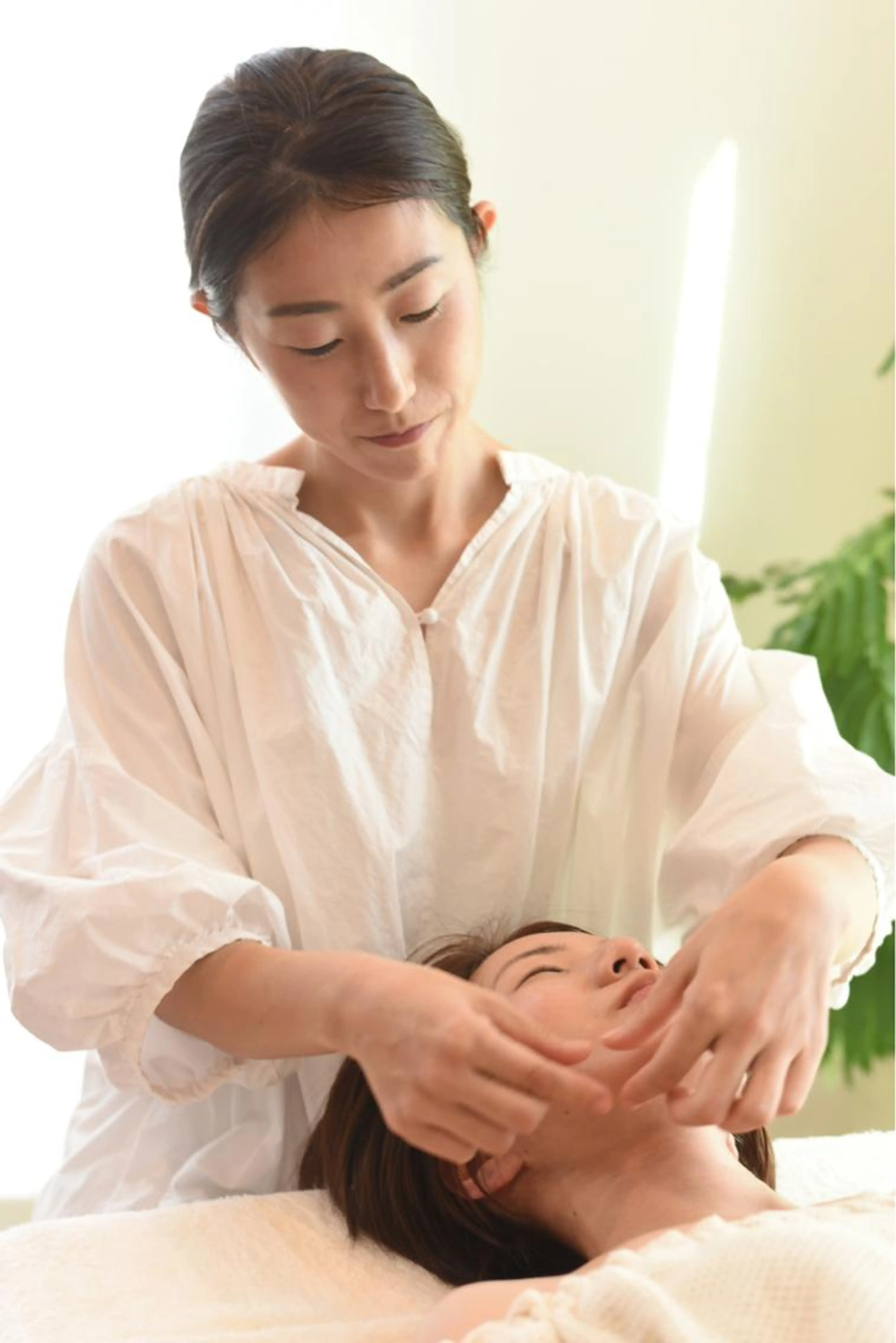 小顔調整＋脳疲労ケア＋姿勢改善（全身、頭、オイルフェイス・デコルテ、美容パック、カッサ）脳洗浄®︎100分コースの写真