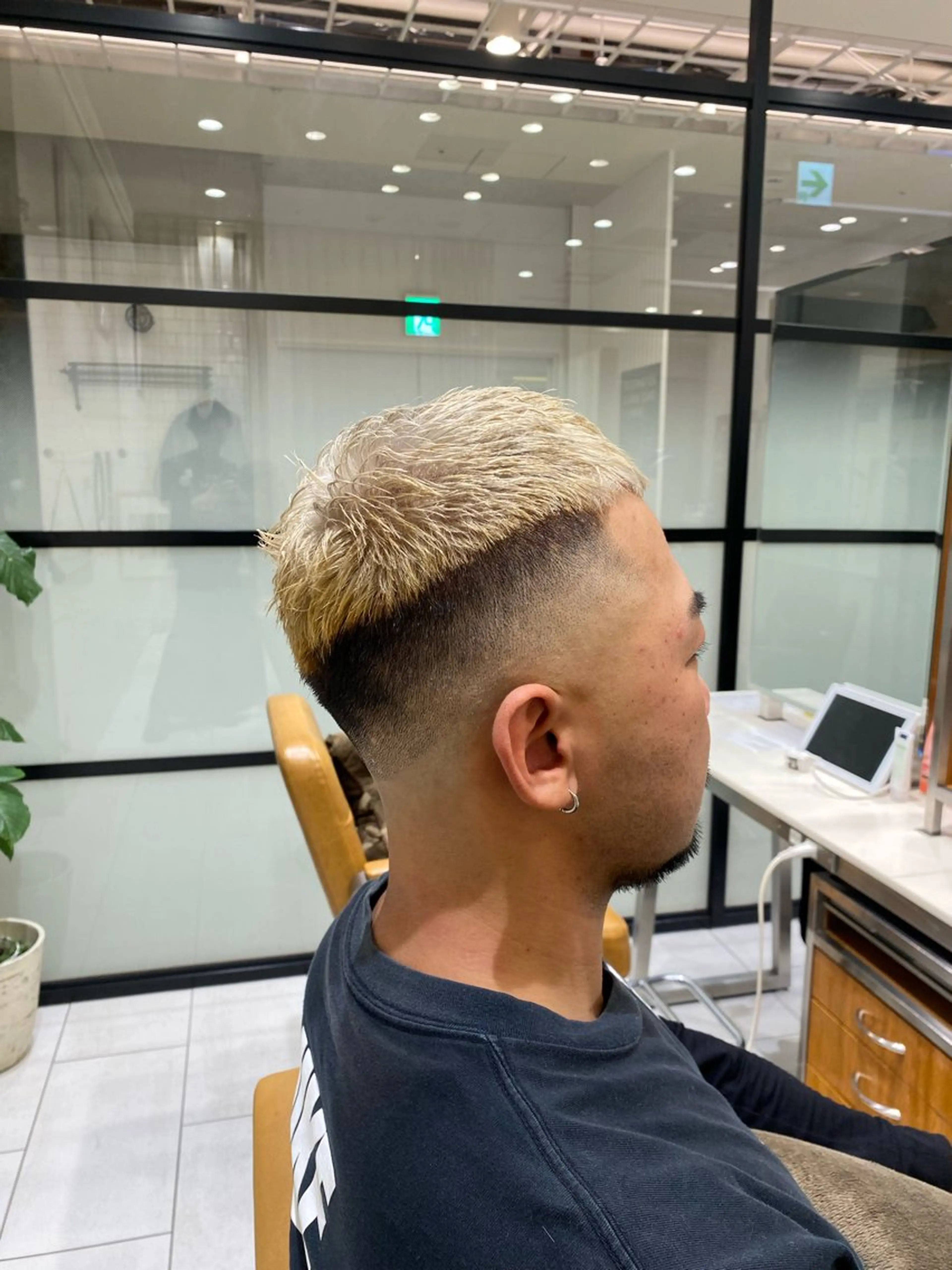 ショート メンズ フェードカット 新宿/ハイトーン/ レイヤー/サカキのヘアスタイル