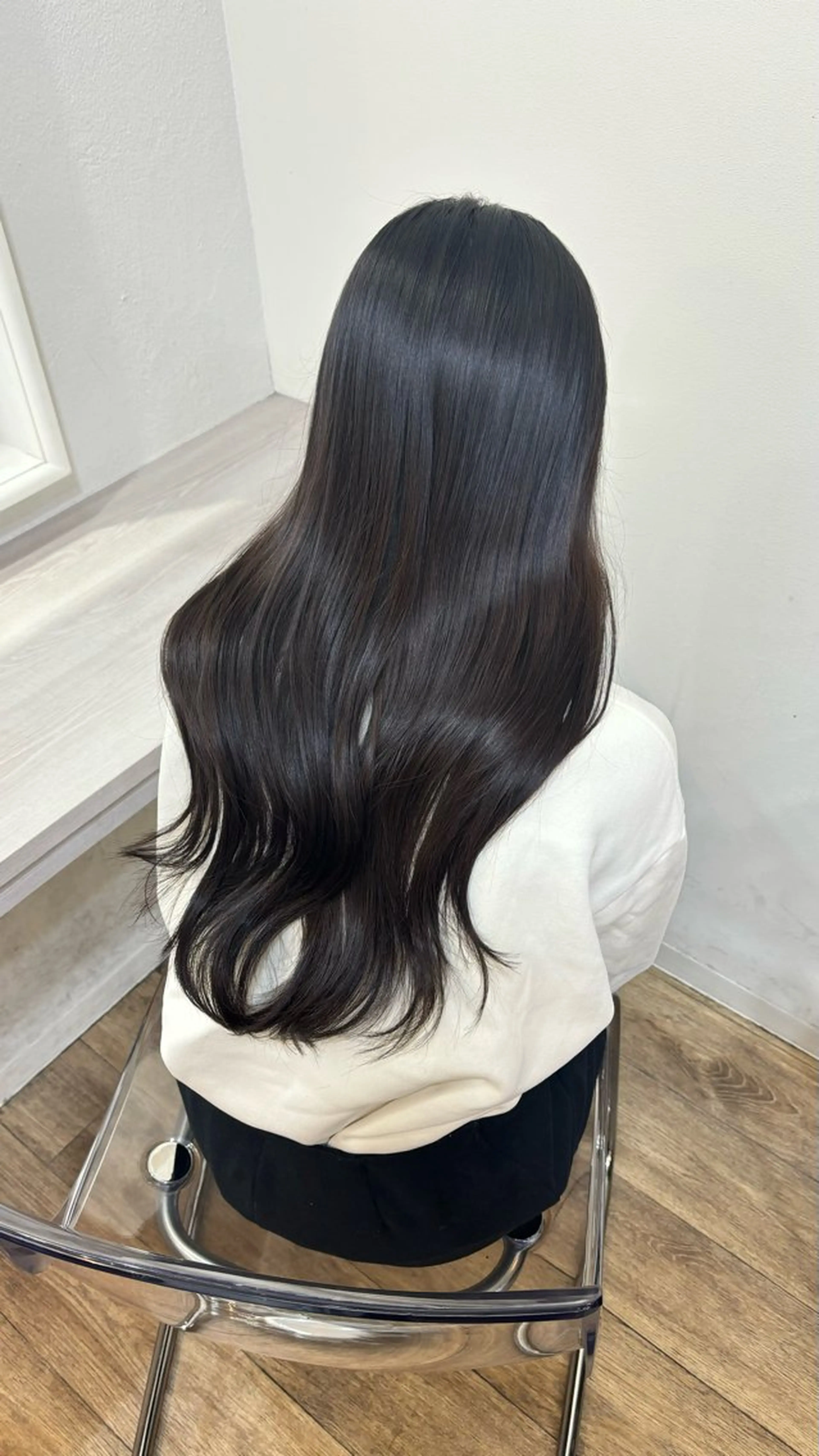 ロング シオン/艶髪/ グレージュカラーのヘアスタイル