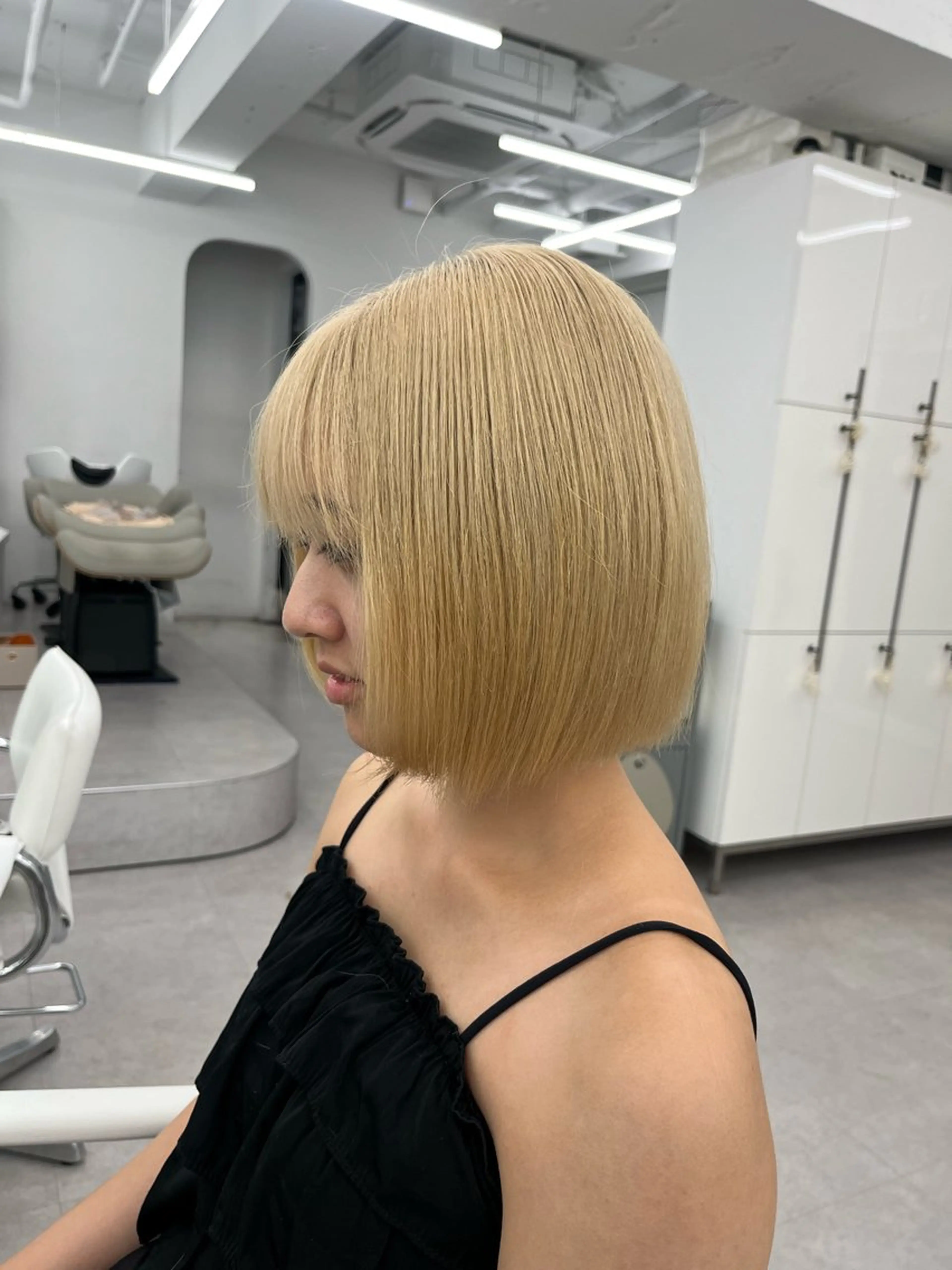 ショート カラー アッシュ ベージュカラー 黒髪 ブリーチ ブルーカラー 透明感カラー🩵🩵 韓国ヘアkanatoのヘアスタイル