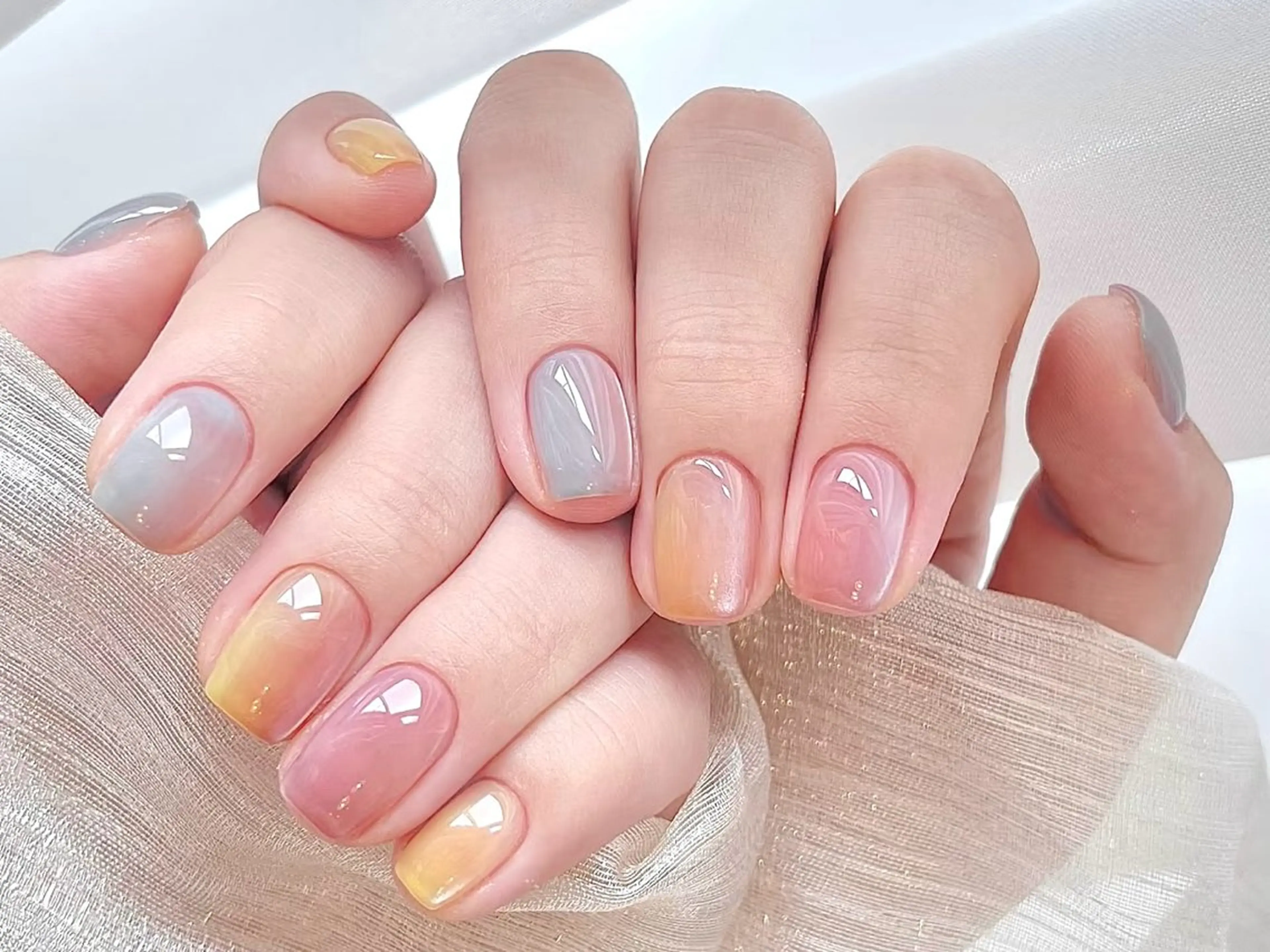 ネイル マグネットネイル ニュアンスネイル ピンク 黄色 ハンドネイル ハンドケア DarkHoney 池袋店のネイルデザイン