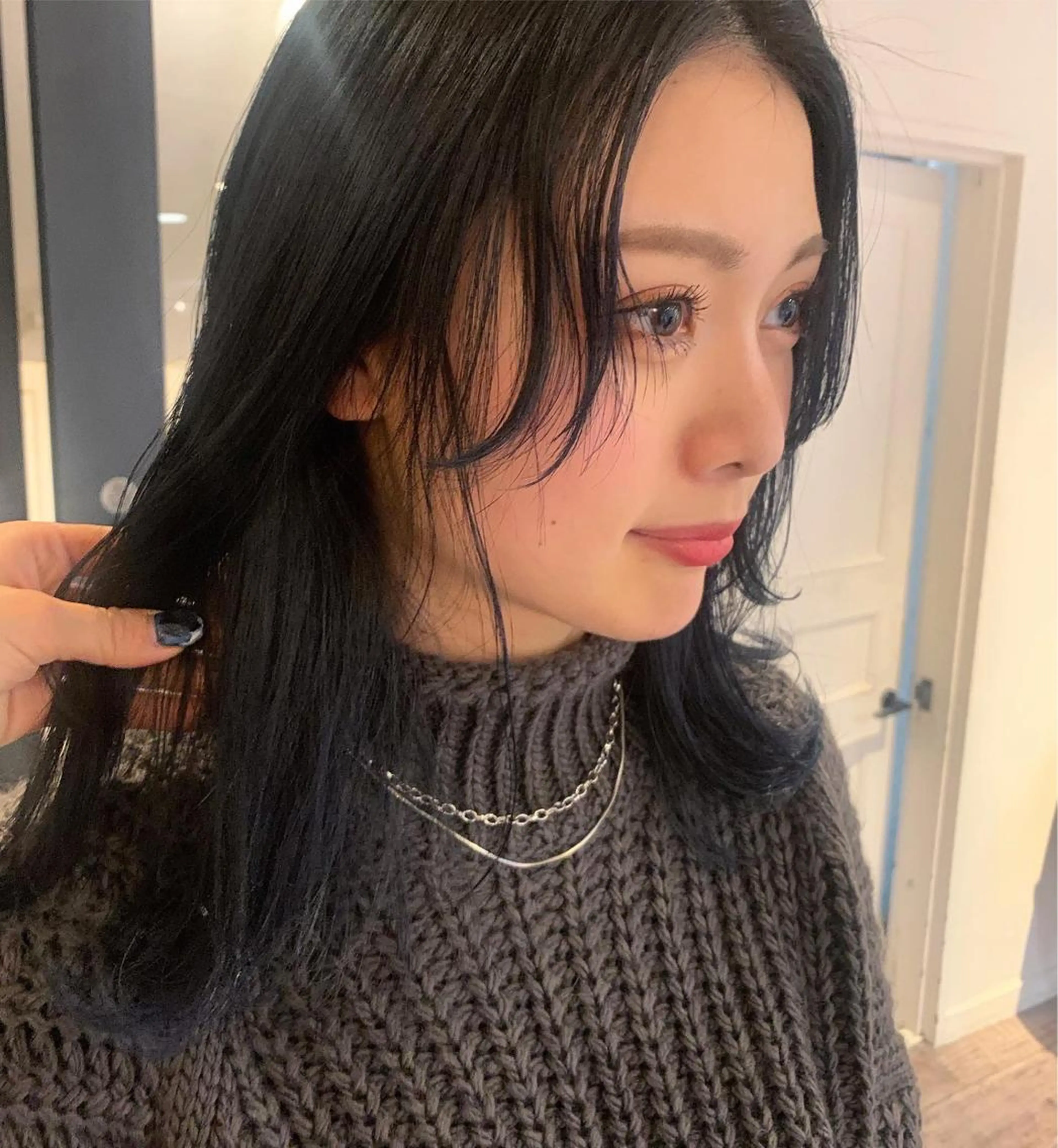 セミロング カラー パーマ ヘアアレンジ メンズ キッズ ネイル マツエク・マツパ センターパート 黒髪 ブルーカラー ブルーブラック レイヤーカット SALOWIN梅田茶屋町店所属・ウルフレイヤーカット /チヒロのヘアスタイル
