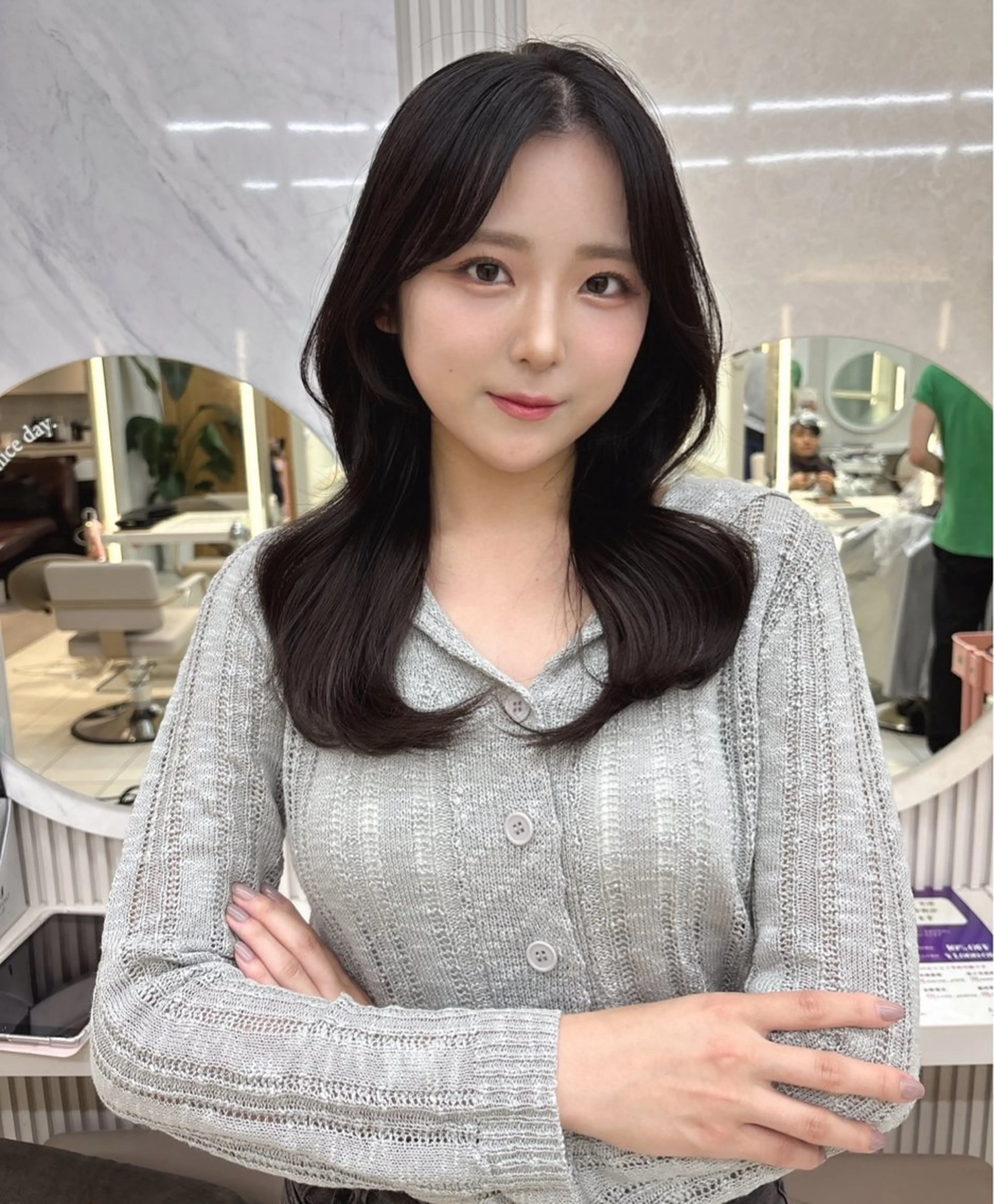 ミディアム ミディアムレイヤー レイヤーカット 小顔カット 鈴木 彩莉のヘアスタイル