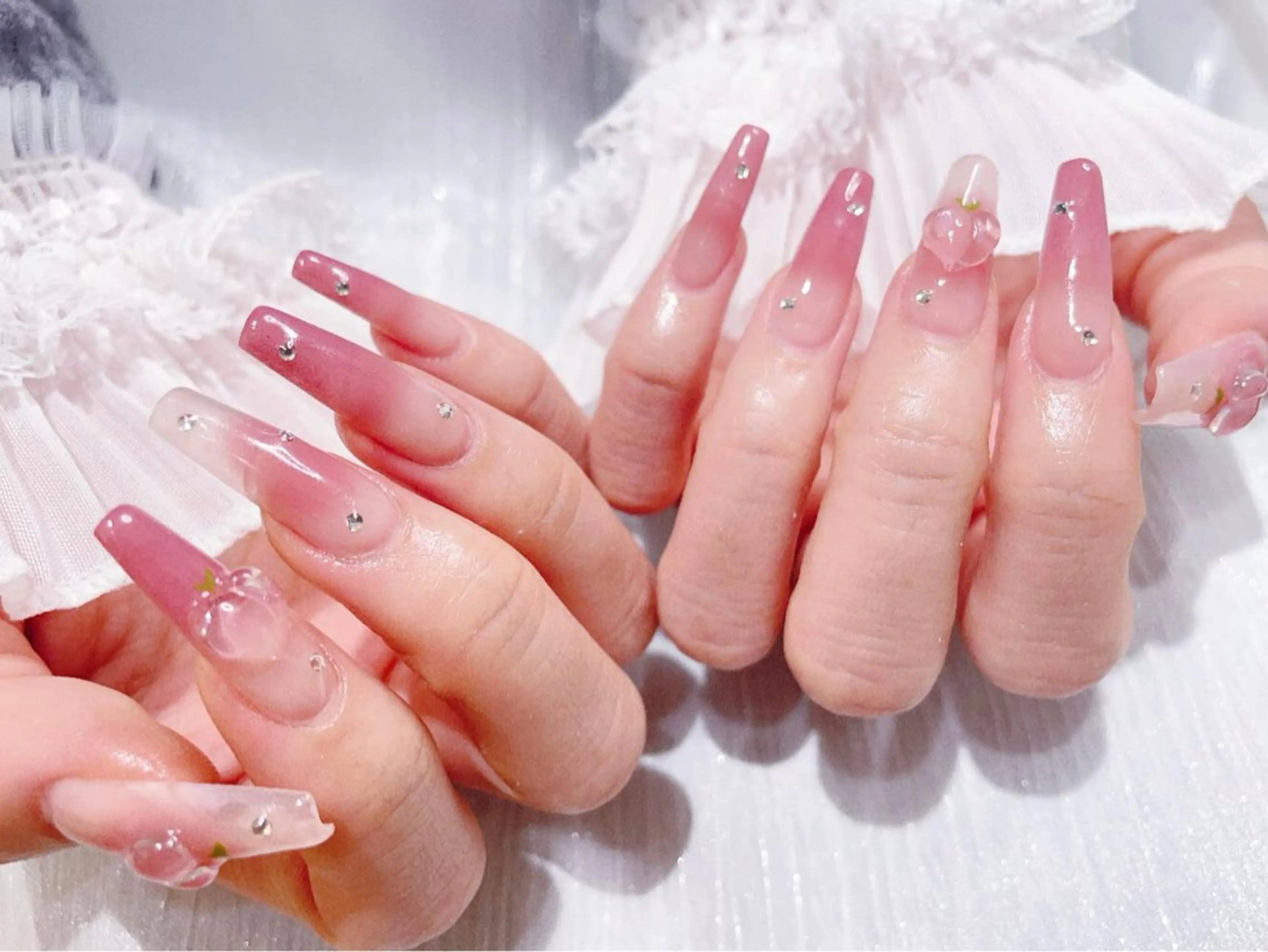 ネイル チークネイル 長さ出し フラワーネイル フレンチネイル ガーリー sun nail池袋 モデル募集のネイルデザイン