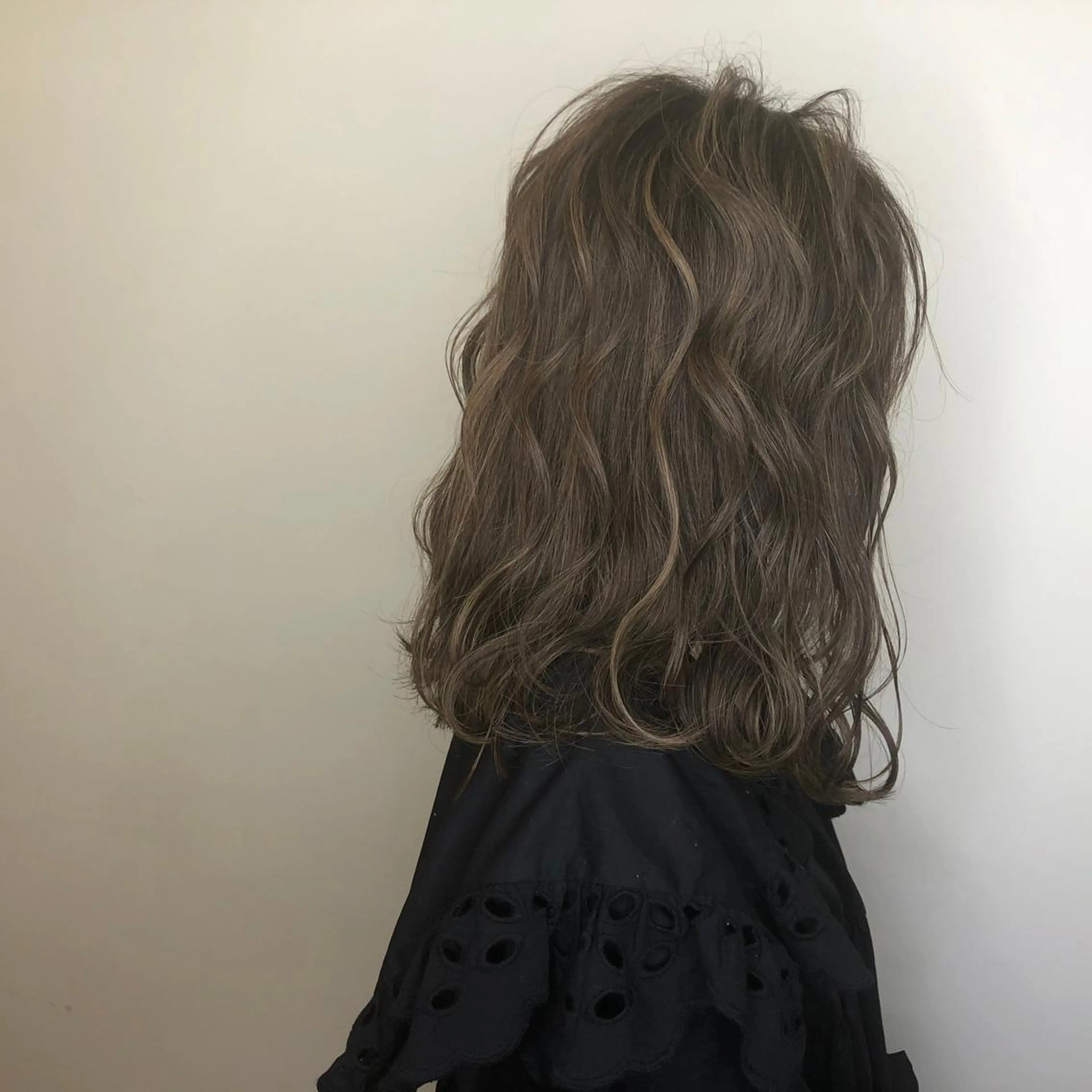ミディアム アッシュ ハイライト 峯 志帆のヘアスタイル