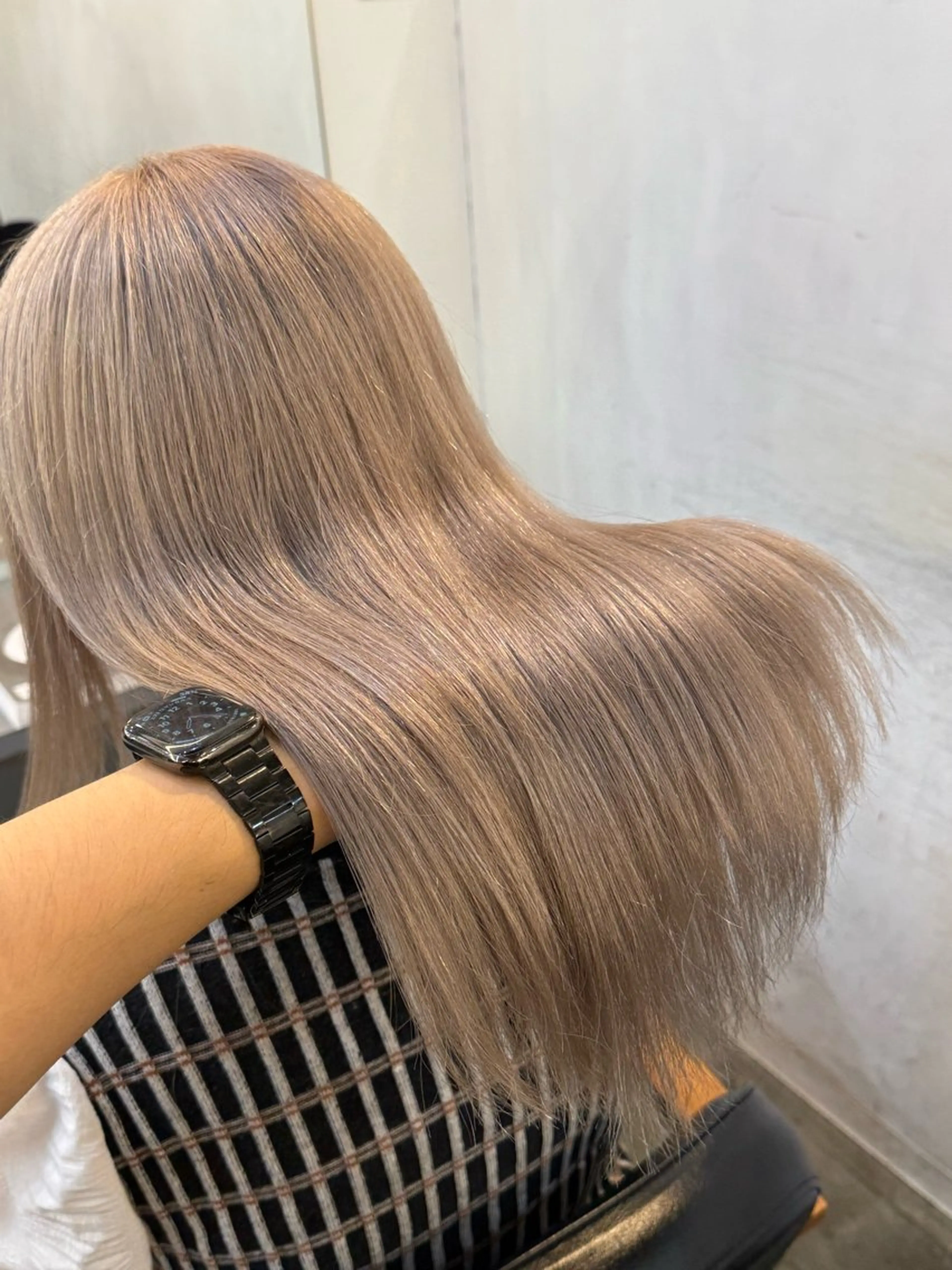 セミロング カラー ブリーチ グレージュ デザインカラー🎉 sumi（スミ）のヘアスタイル