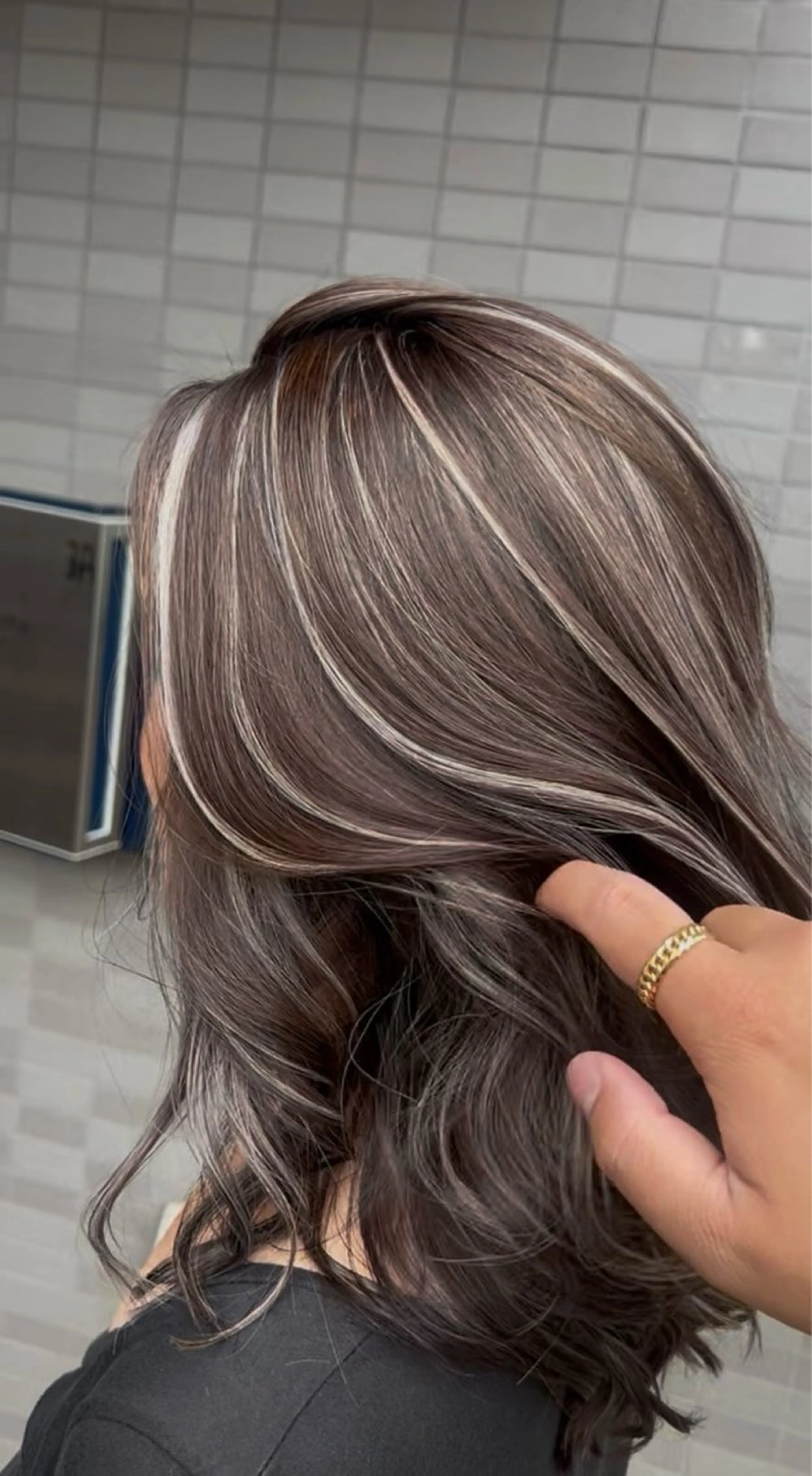 ロング カラー バレイヤージュ ベージュカラー デザインカラー グレージュ ハイライトカラー ヘアカラー ONYX 表参道所属・表参道/ハイライト 髪質改善ストレートのヘアスタイル