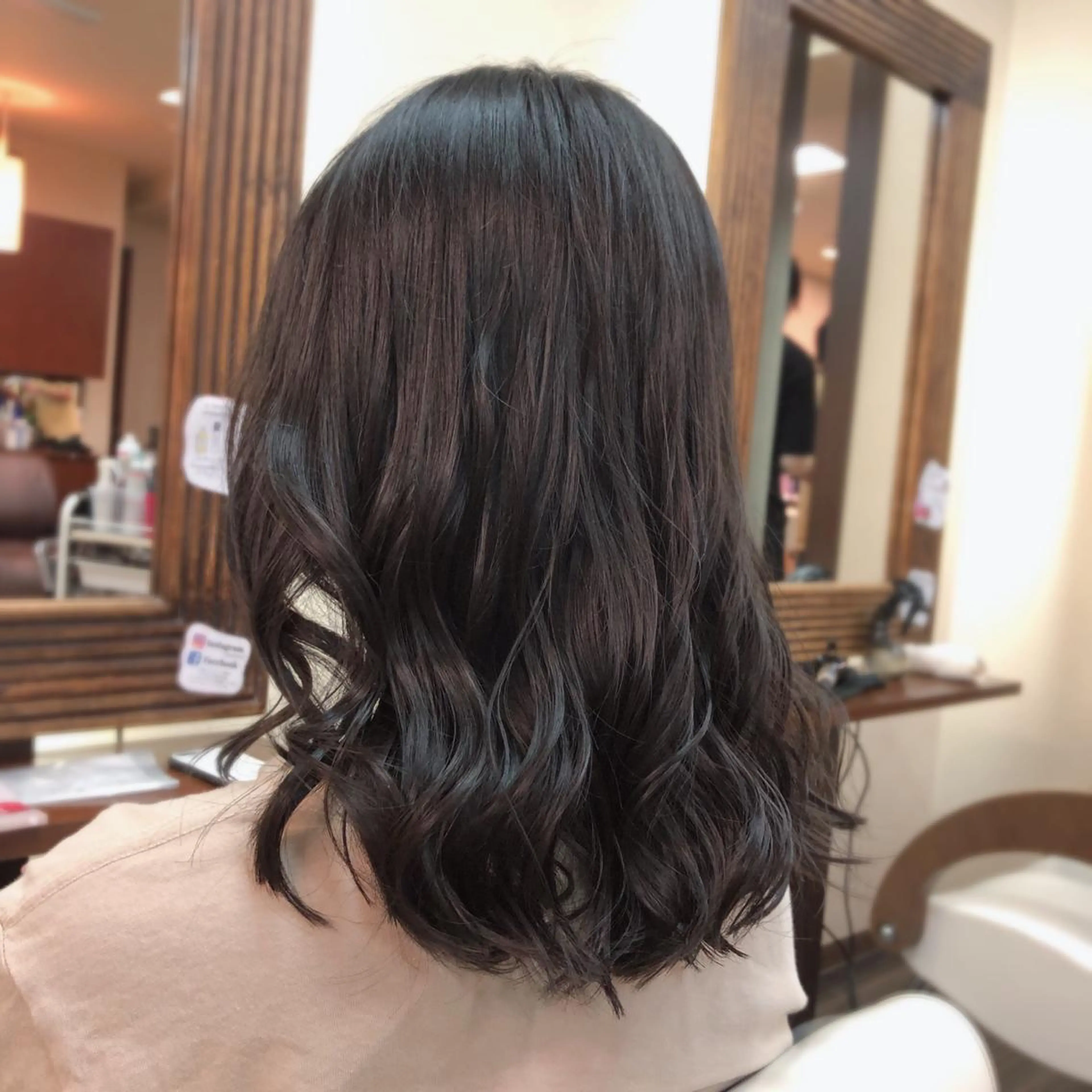 ミディアム カラー カット トリートメント 山崎 絵莉香のヘアスタイル