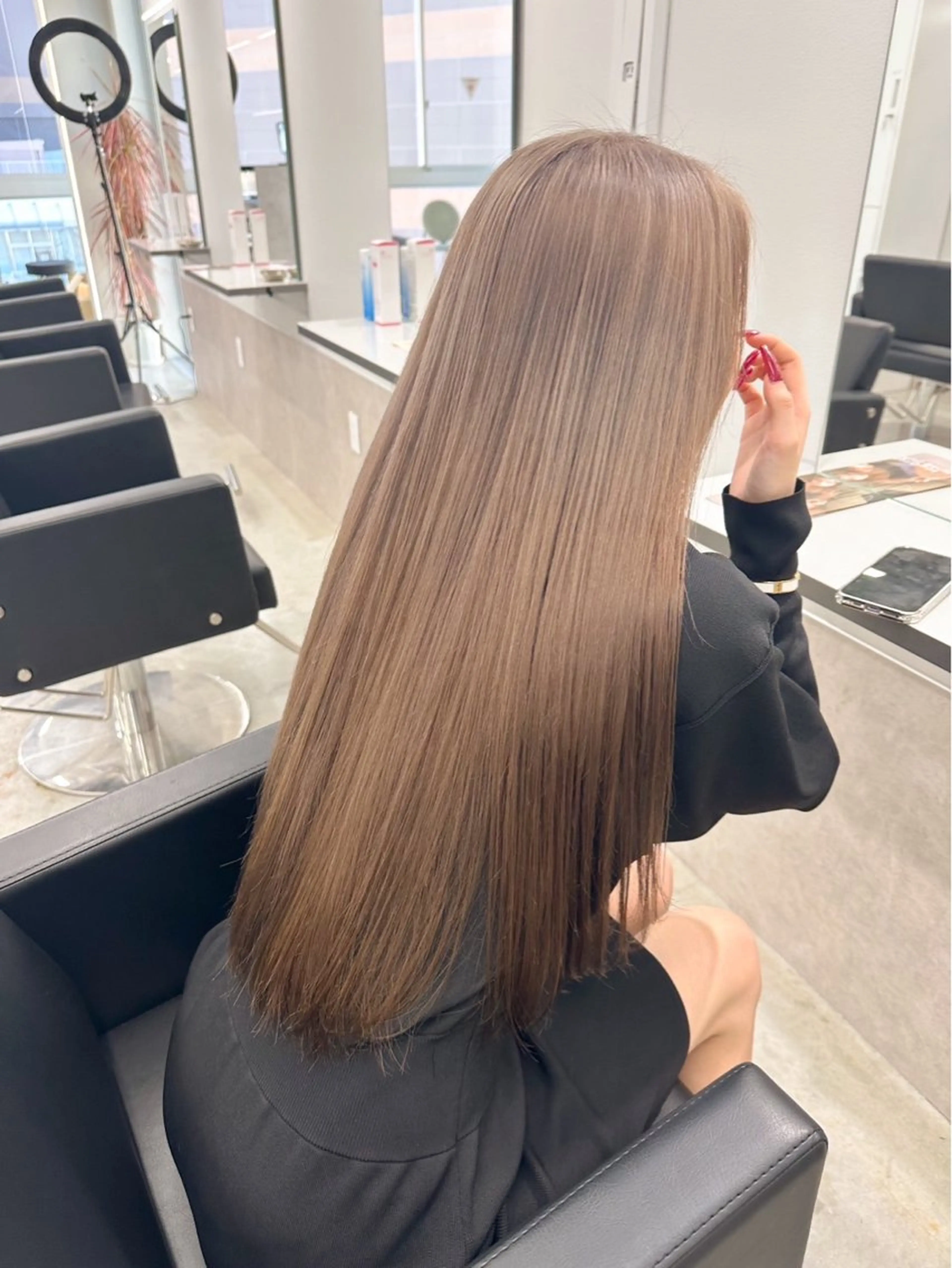 ロング カラー ブリーチ 透明感カラー トリートメント moe🎀 透明感カラーのヘアスタイル