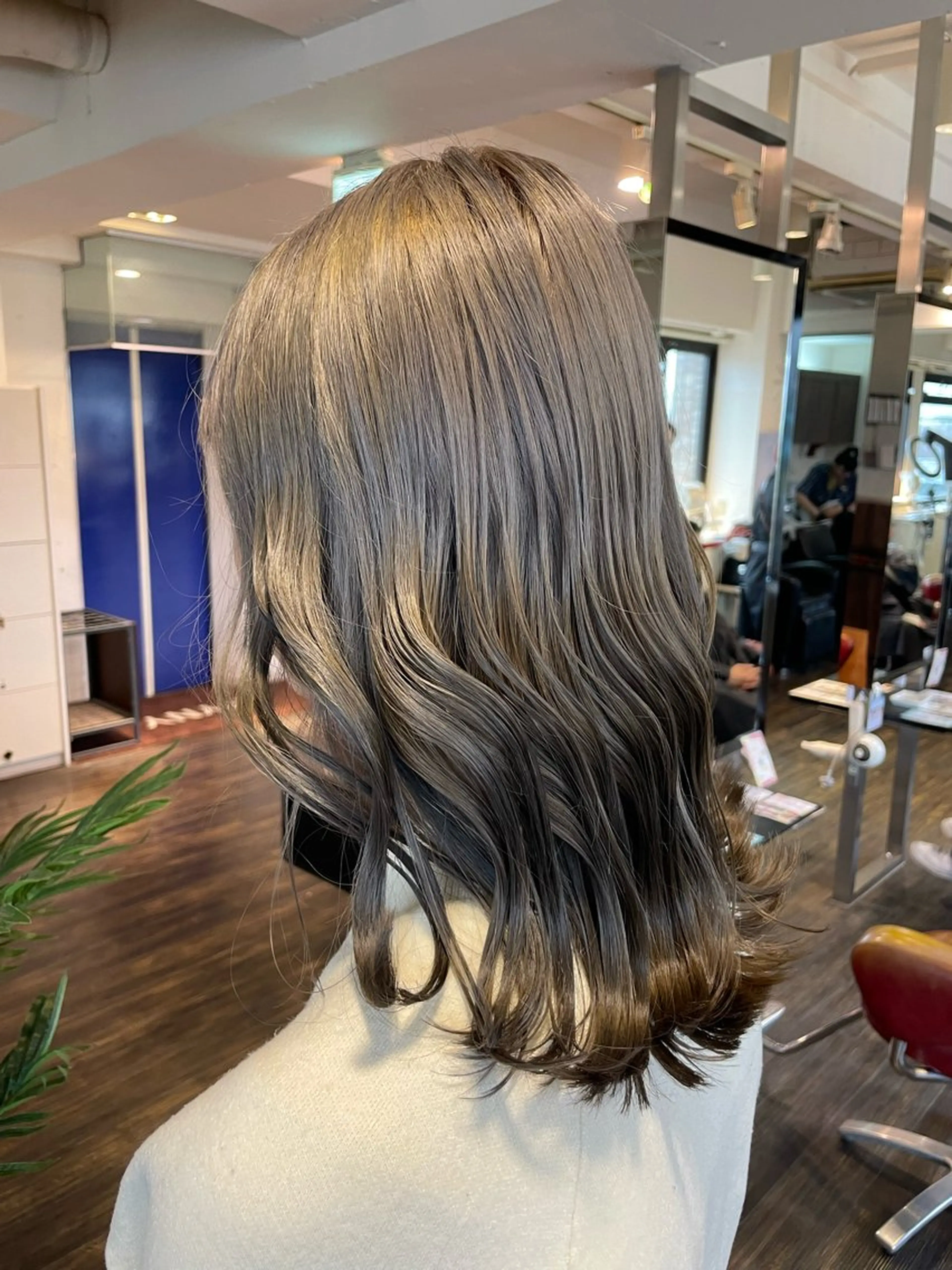 ロング カラー ブリーチ グレージュ ミルクティーグレージュ カット ヘアカラー 佐藤 綾郁のヘアスタイル