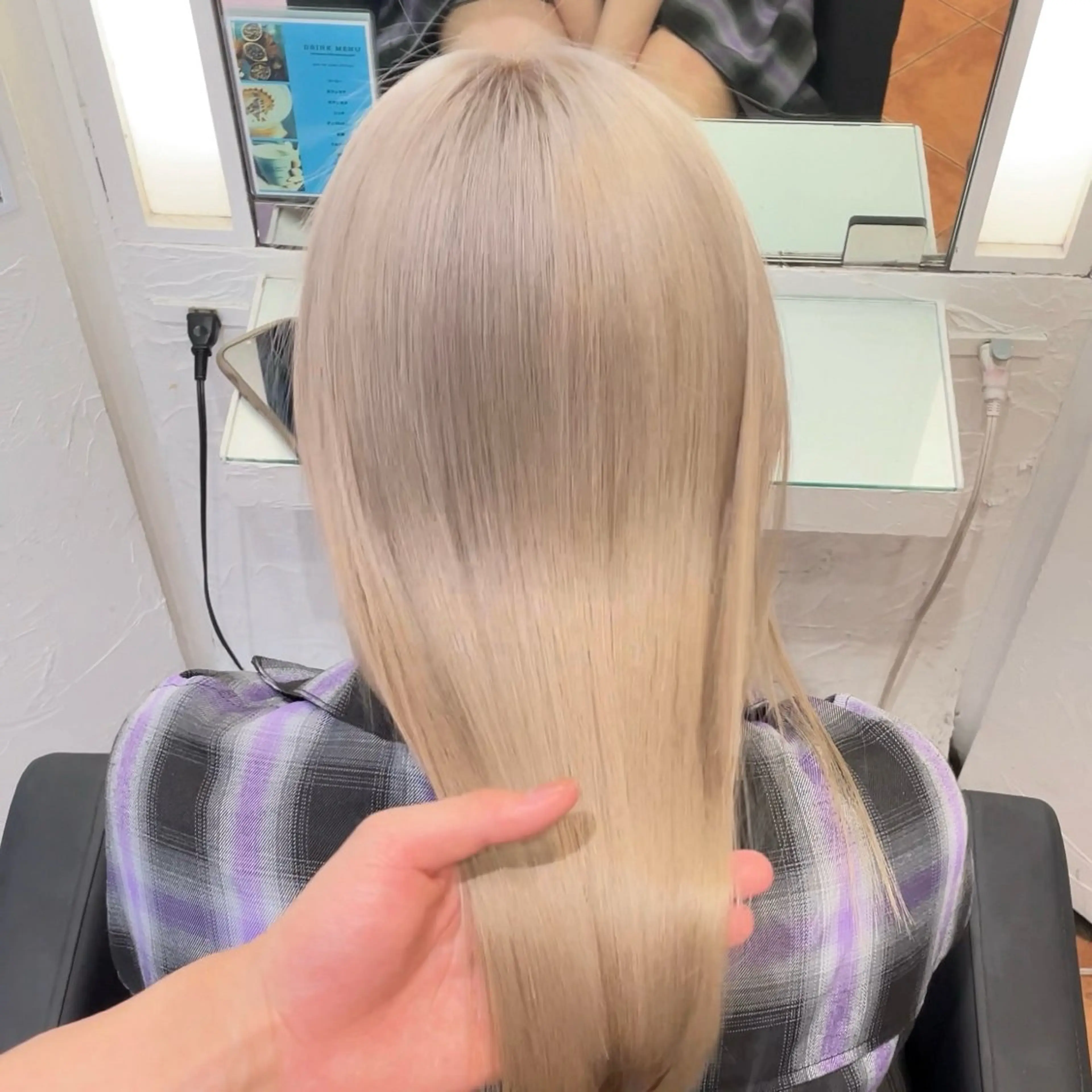 ロング カラー ベージュカラー ブリーチ ケアブリーチ デザインカラー ハイトーンカラー ヘアカラー トリートメント ハイトーン特化× 韓国風カット赤井龍斗のヘアスタイル