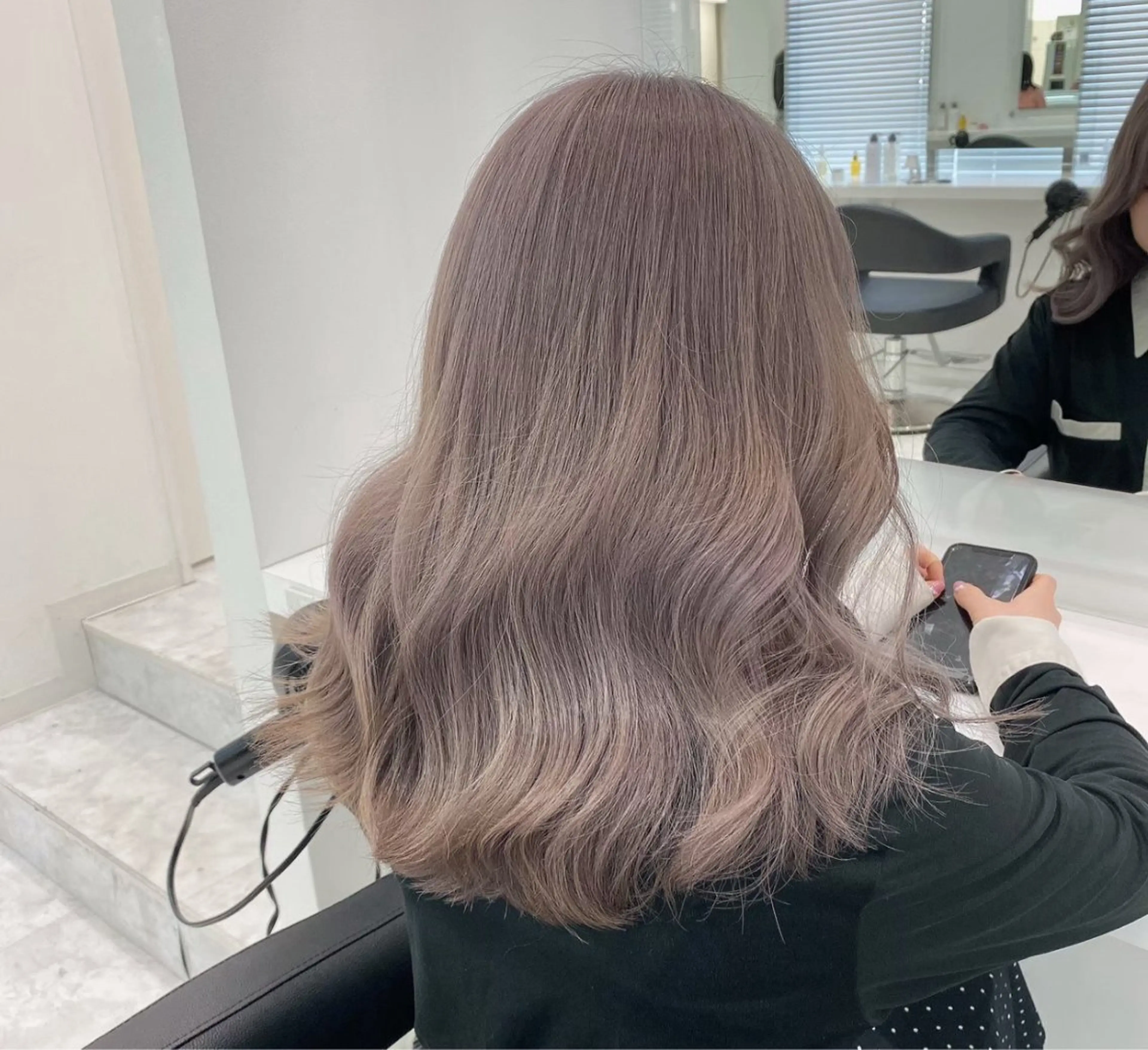 ミディアム カラー ヘアアレンジ ベージュカラー 透明感カラー 韓国風カラー 韓国風ヘア ヘアカラー トリートメント 🩵ダメージレス艶感 ハイトーン🩷のヘアスタイル