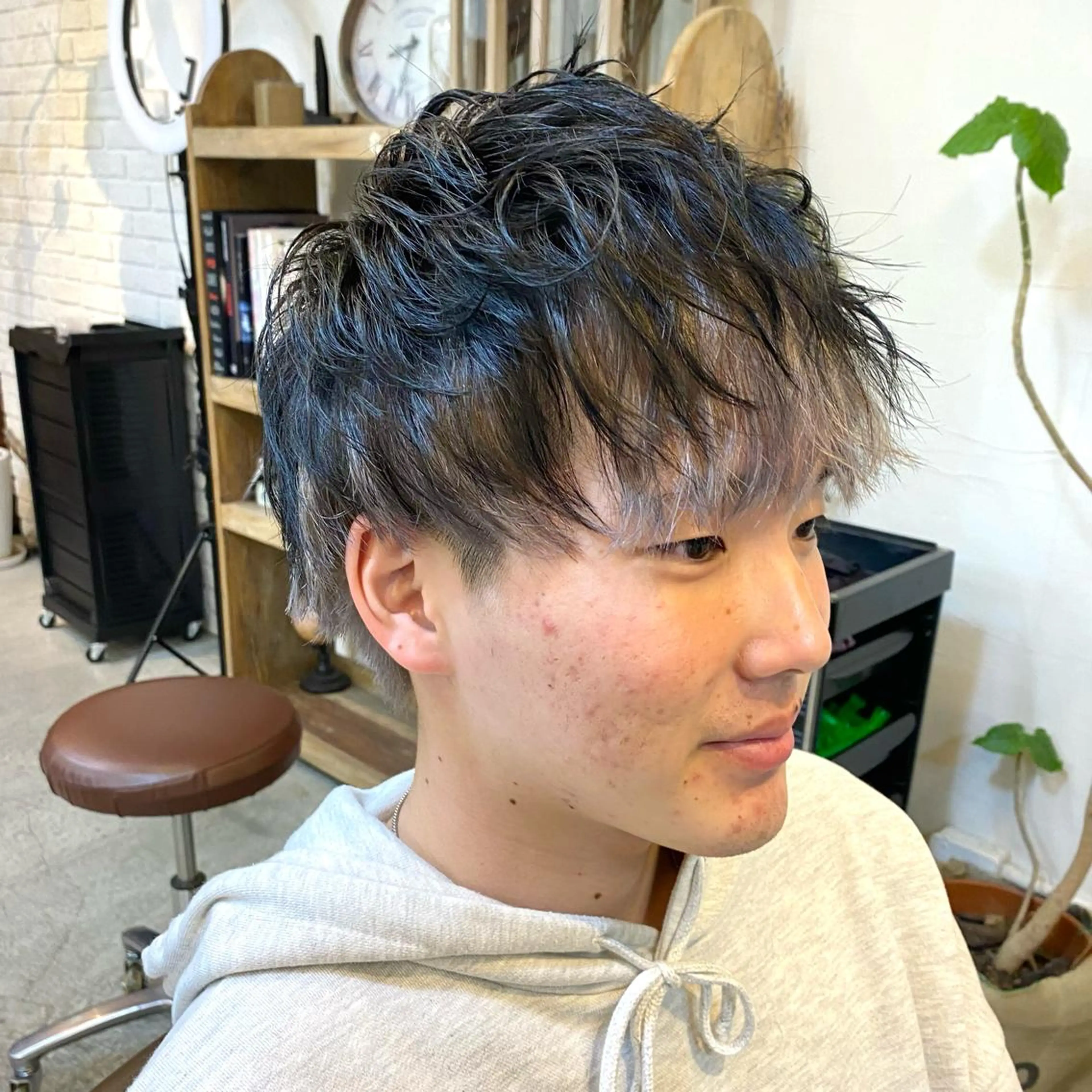 カラー メンズ メンズインナーカラー インナーカラー シルバー ヘアカラー トリートメント Vicke所属・メンズ専門/韓国風 ❤️🔥吉野あいかのヘアスタイル