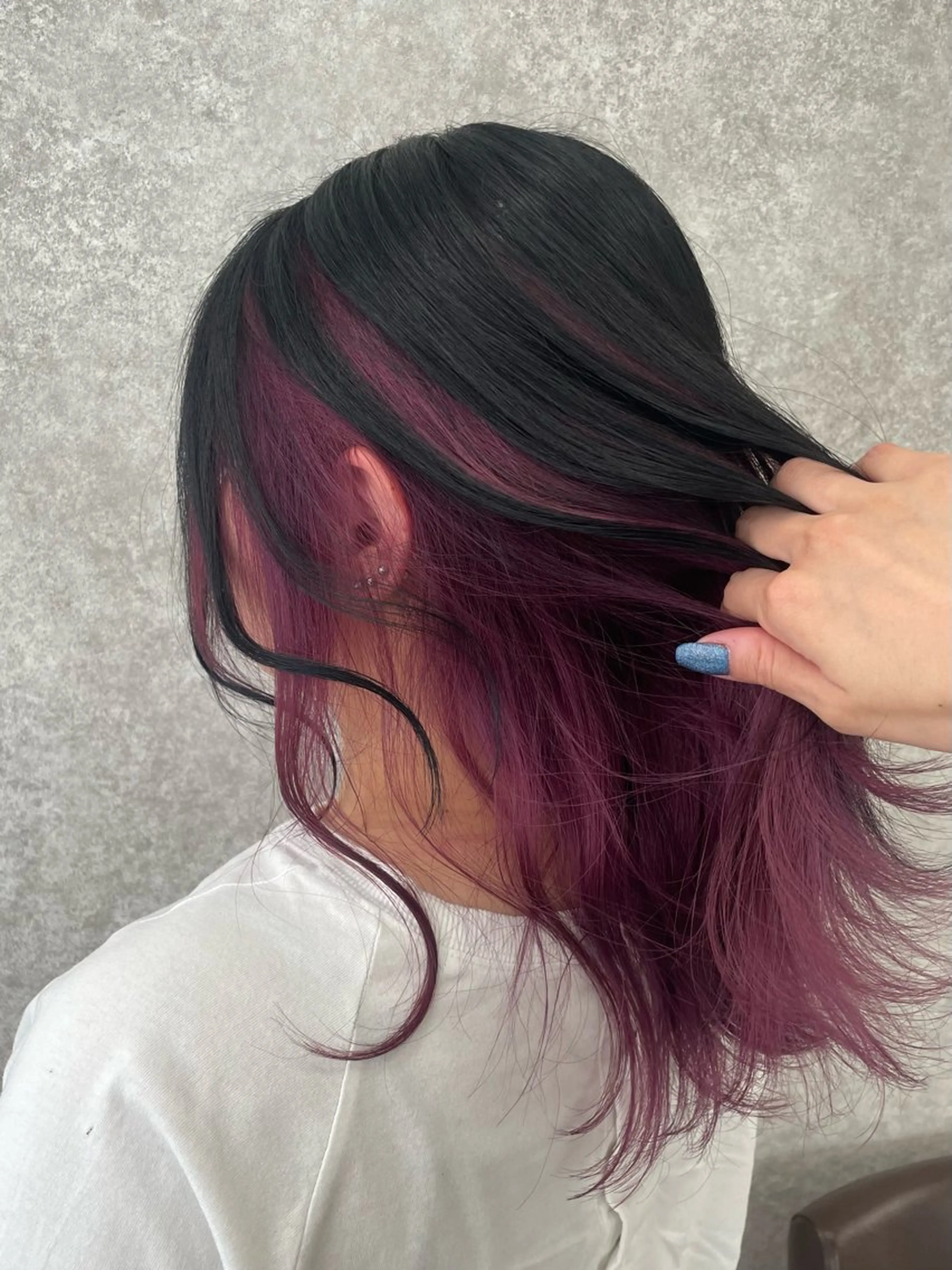 セミロング カラー 黒髪 ブルーカラー ブルーブラック インナーカラー ピンクカラー 德本 奈名美のヘアスタイル
