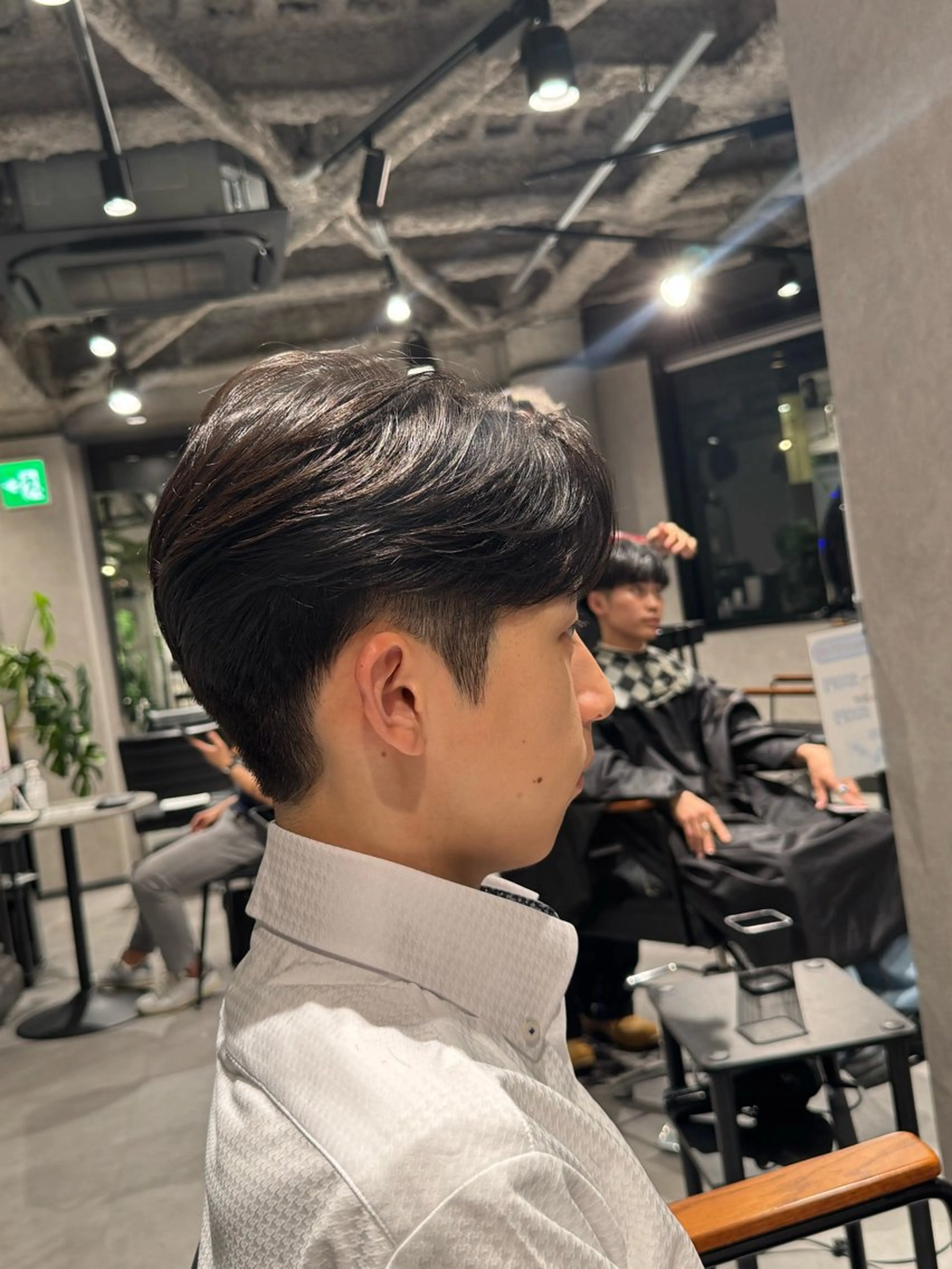 メンズ カット トリートメント ヘアセット 毛流れ特化愁斗 センターパートパーマのヘアスタイル