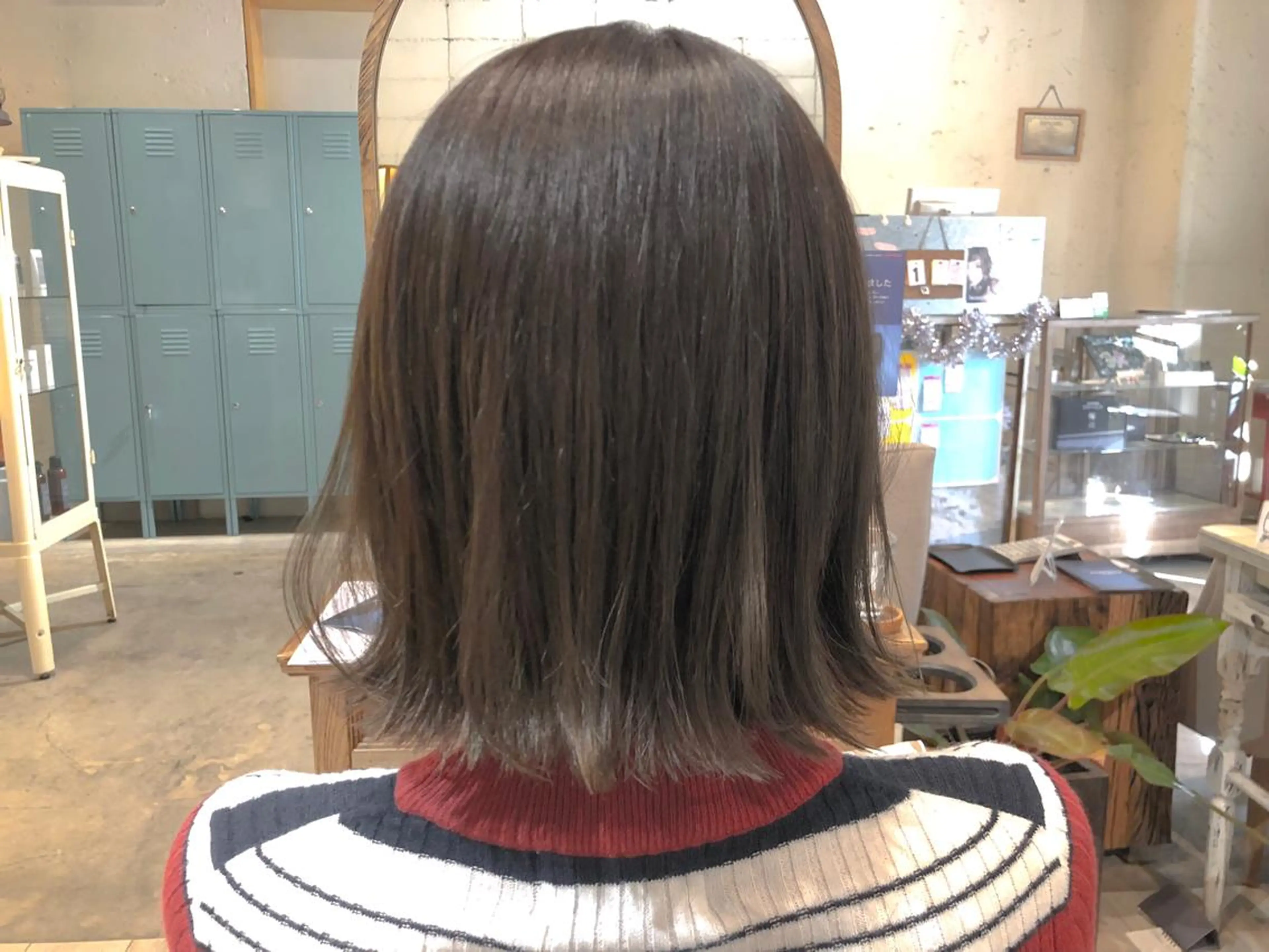 ミディアム カラー 切りっぱなしボブ グレージュ ボブ ひろせ かなのヘアスタイル