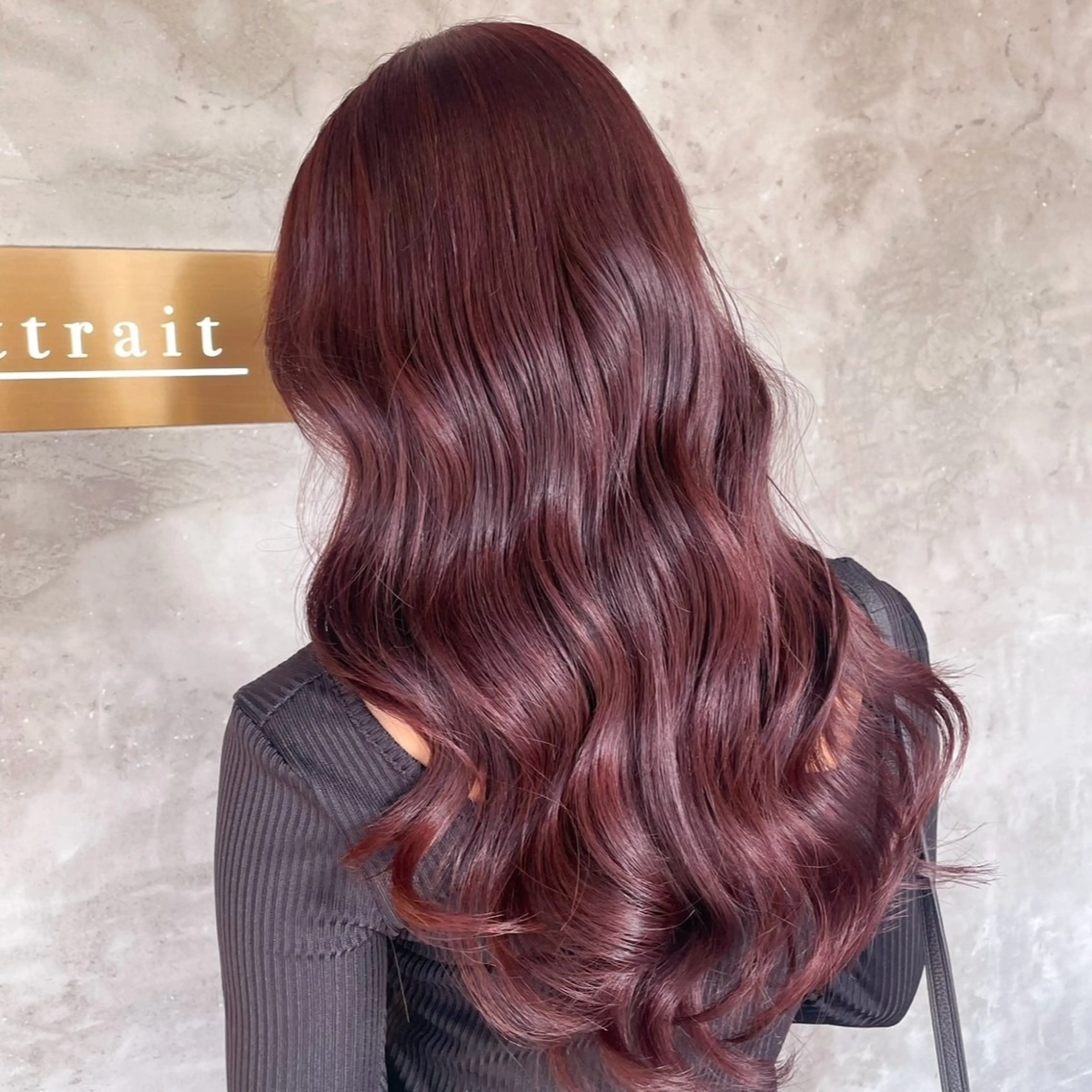 ロング カラー ボルドーカラー ピンクカラー レッドカラー 髪質改善 レイヤーカット カット ヘアカラー トリートメント Attrait .のヘアスタイル