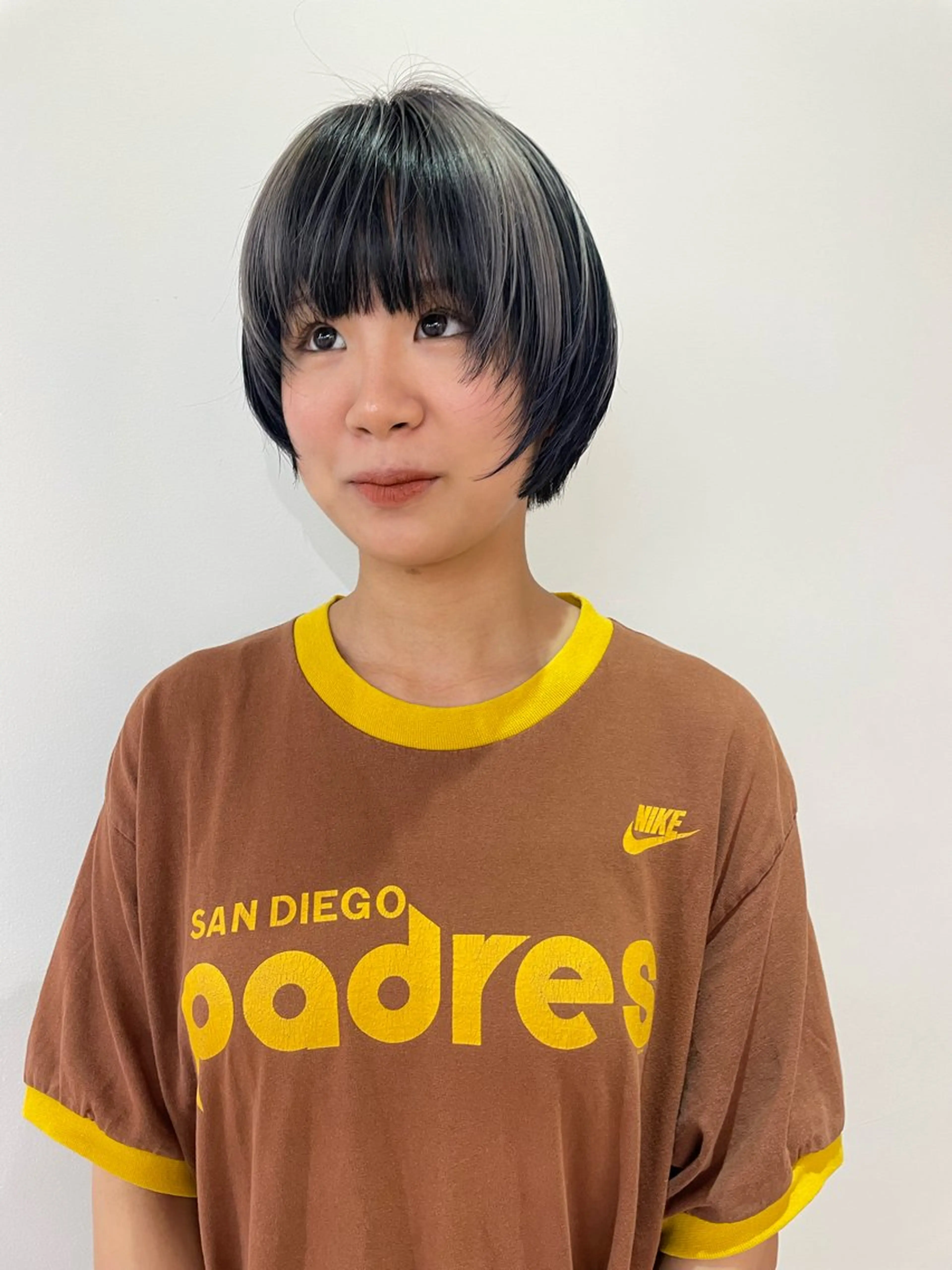 ショート カラー ベージュカラー 黒髪 ブルーカラー ブルーブラック デザインカラー ヘアカラー トリートメント MIU/ルーツカラー ボブ/顔周りレイヤーのヘアスタイル