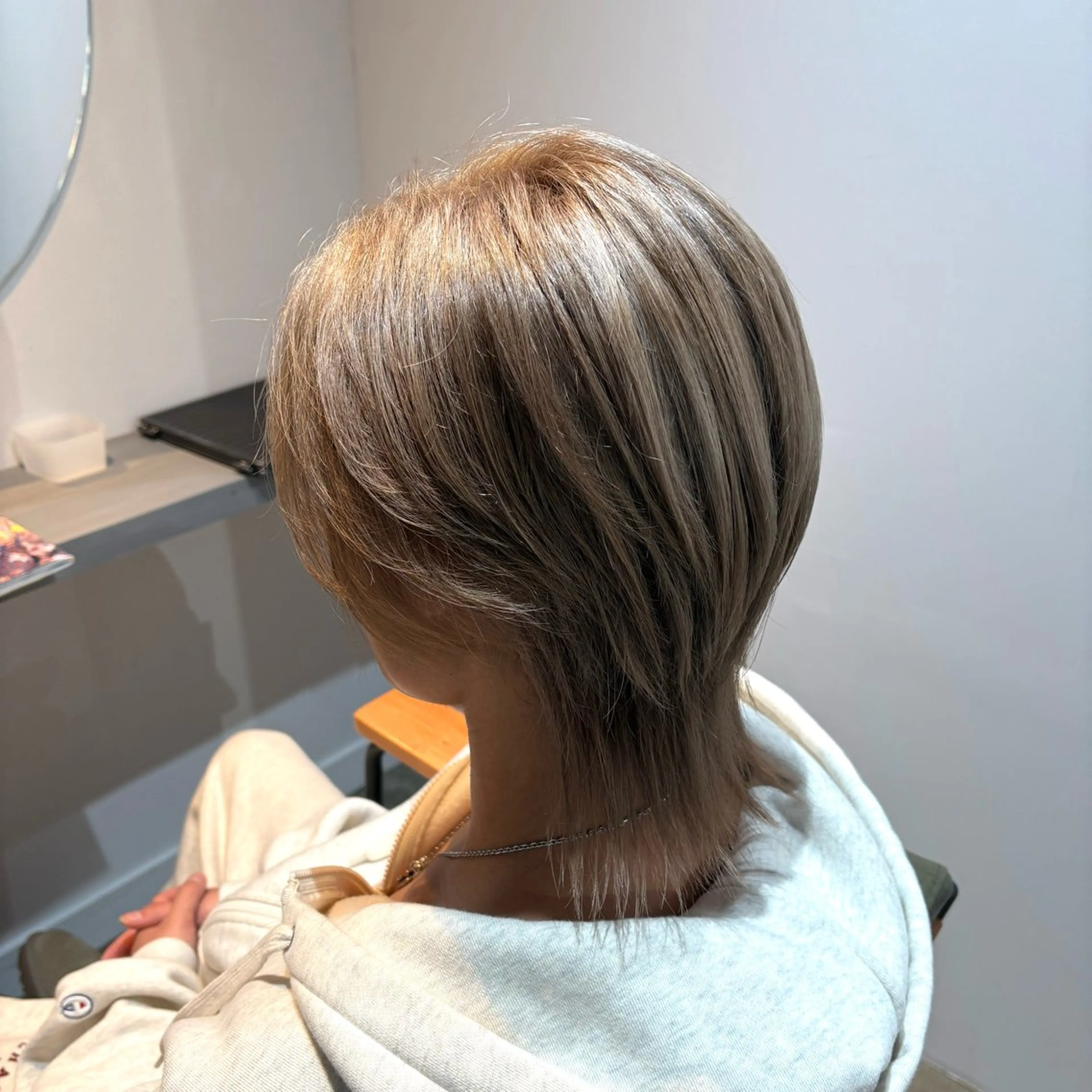 カラー メンズ メンズウルフカット ベージュカラー ミルクティーベージュ ウルフカット GISELA サリナのヘアスタイル