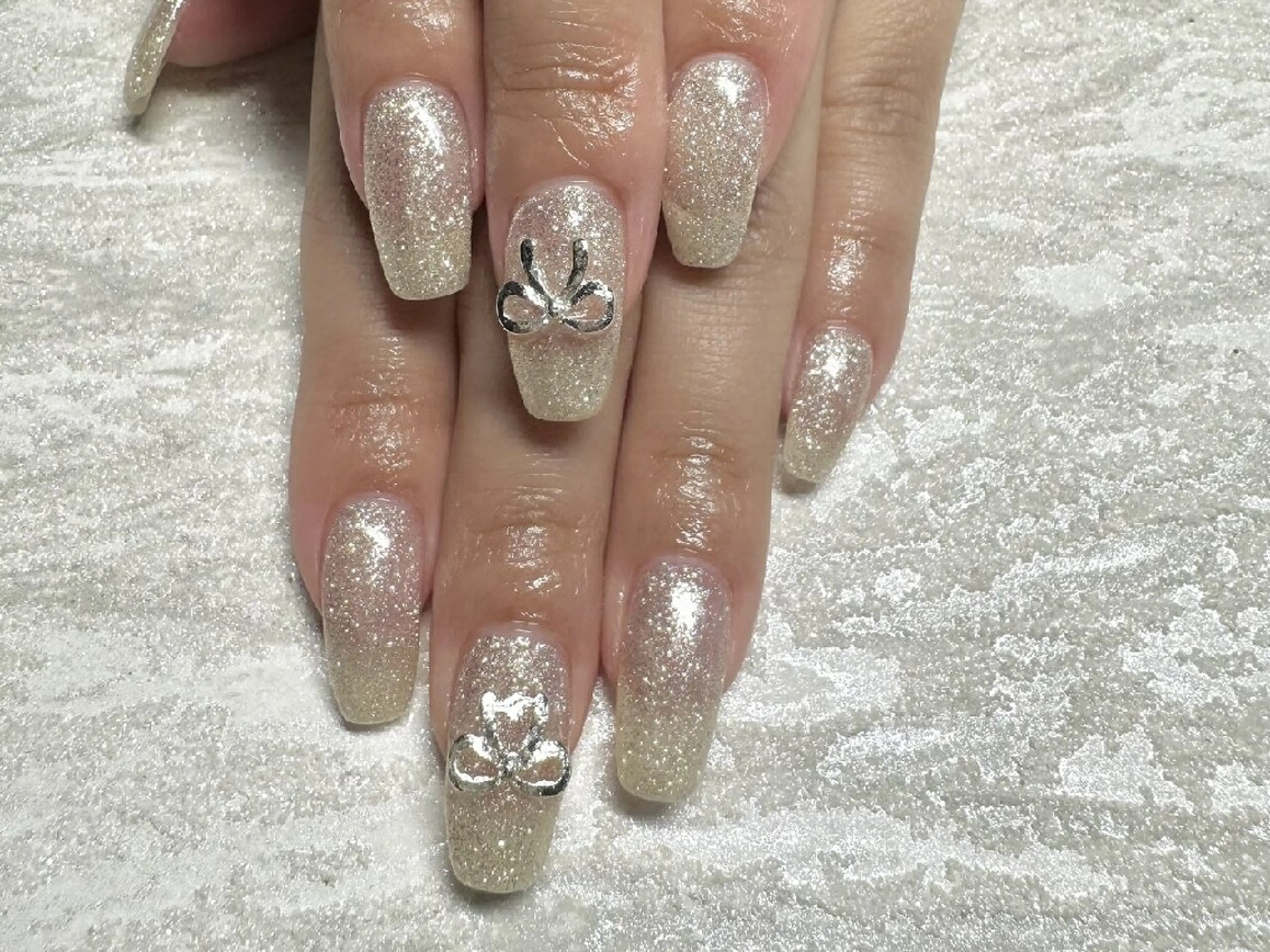 ネイル ラメ(グリッター) リボン シルバー シンプルネイル JULIE NAILのネイルデザイン