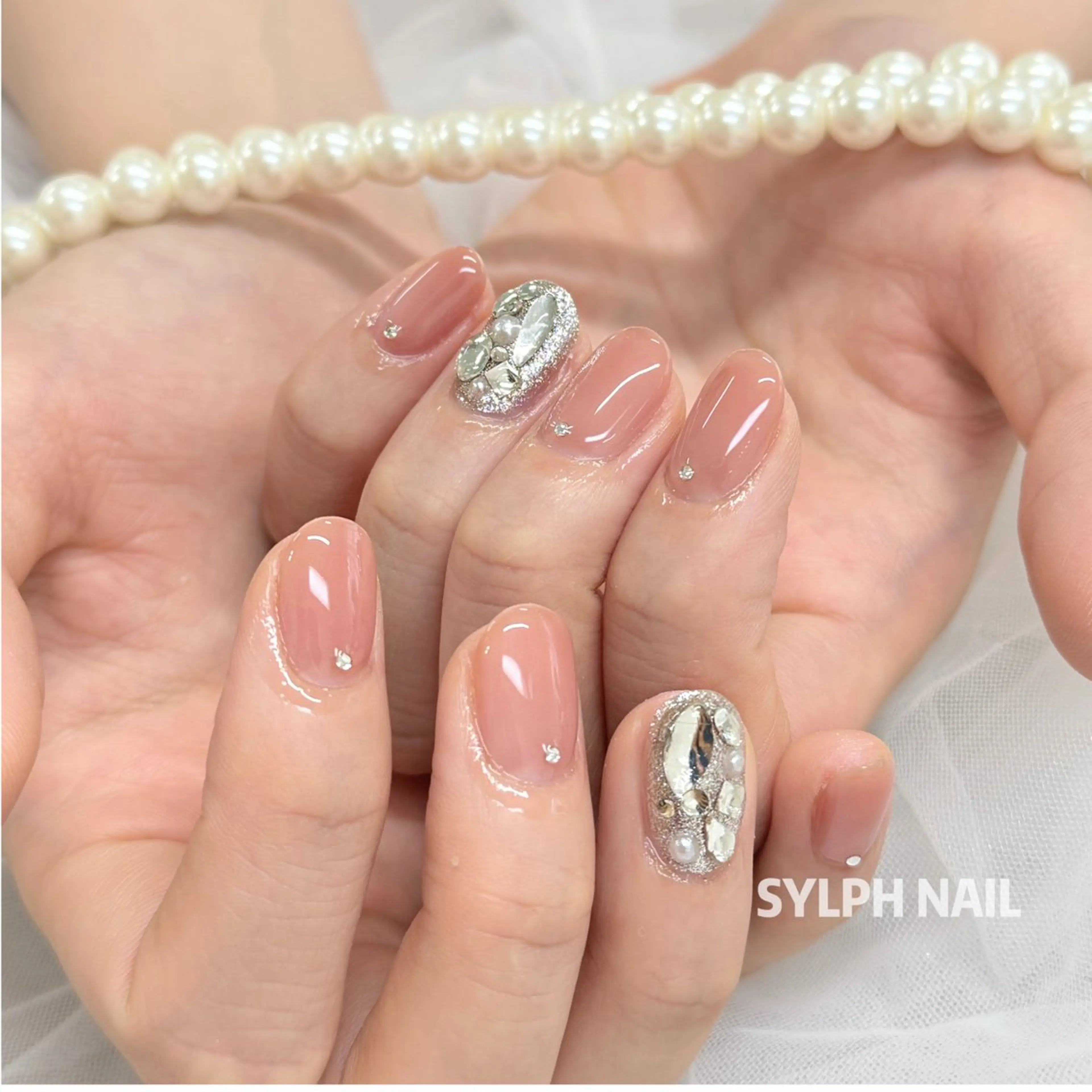 ネイル オーロラネイル フレンチネイル グラデーション 韓国ネイル ラメ(グリッター) ハンドネイル Trend Nail シルフのネイルデザイン