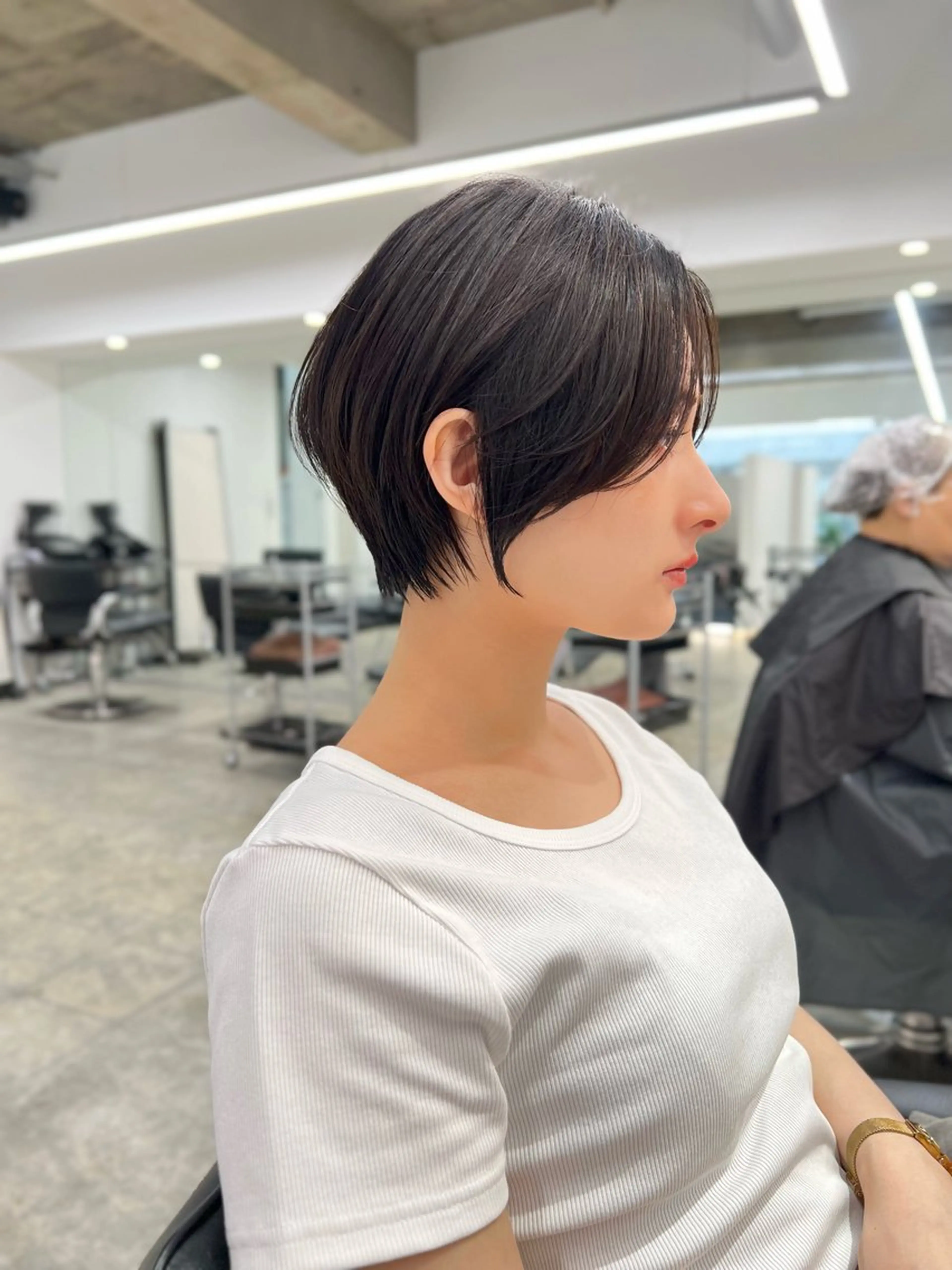30代限定！ショートカット(仕上がりのもみあげの長さがリップ下)の写真