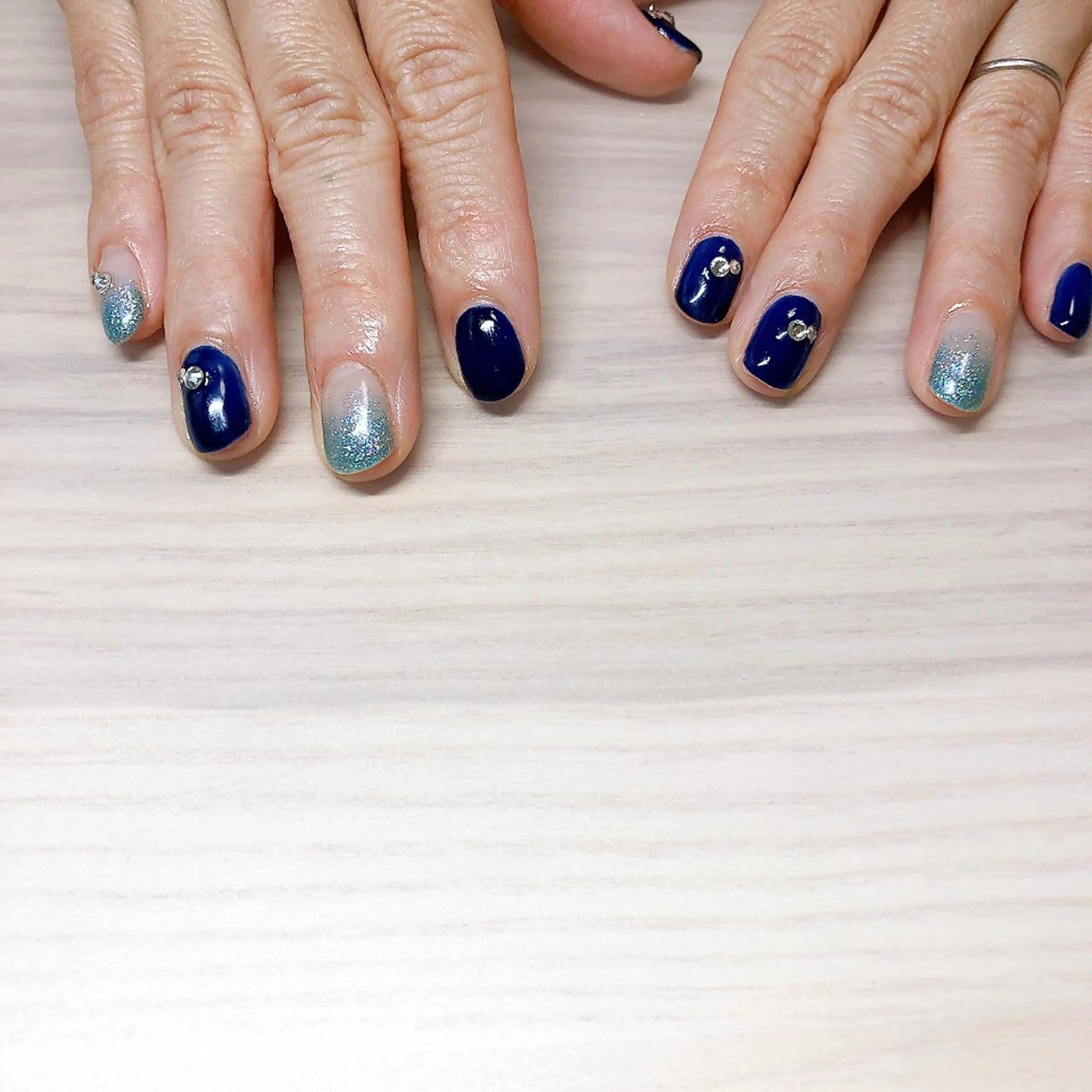 ネイル ブルー ラメ(グリッター) デ・アイム「nail salon MIMIPARUN」所属・ナリス化粧品 MIMIPARUNのネイルデザイン
