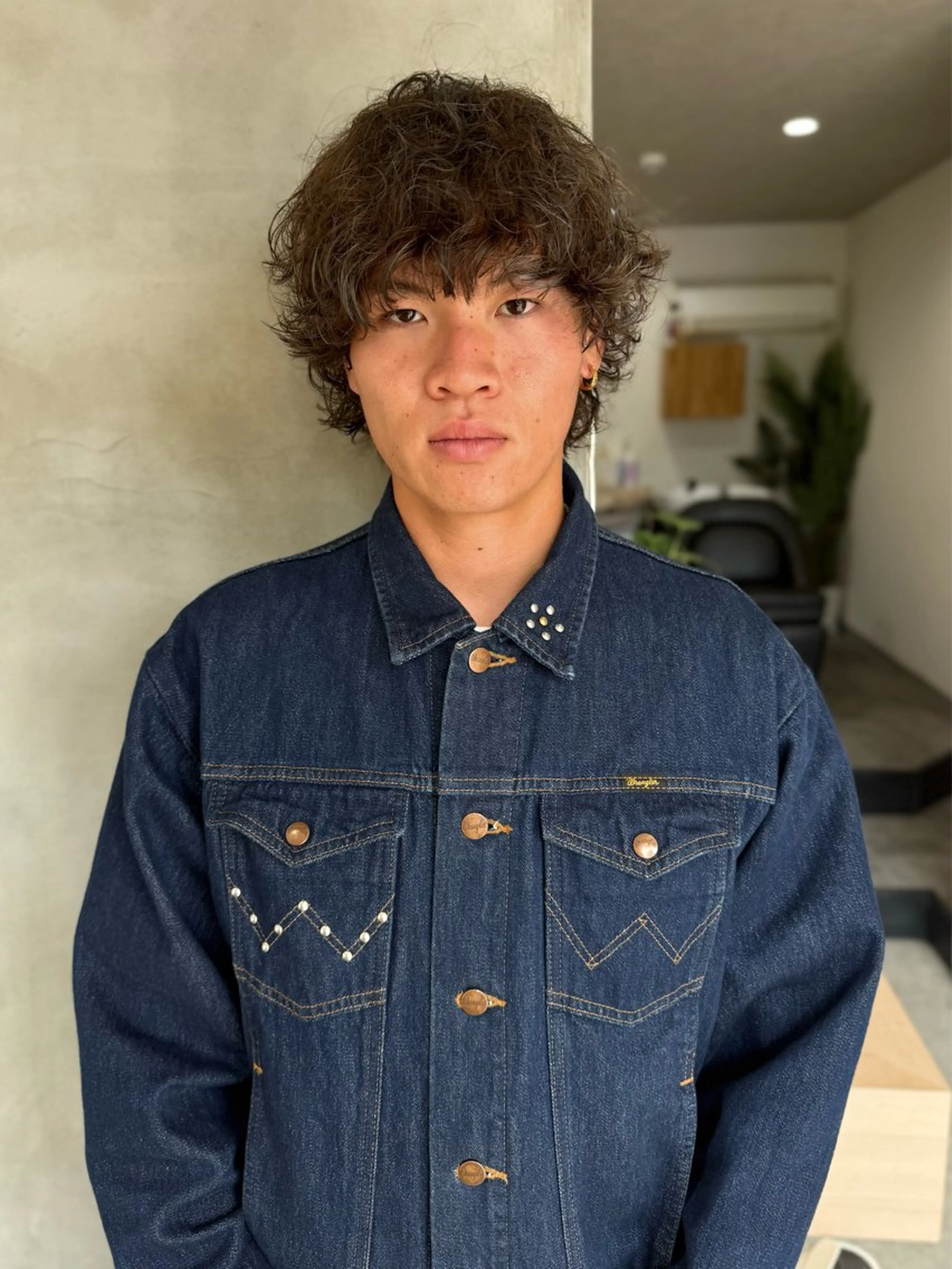 ミディアム カラー パーマ メンズ ミディアムパーマ メンズハイライト メンズパーマ ハイライトカラー ハイライト カット ヘアカラー 88 hair design所属・🫧ハルカ🫧 韓国レイヤーのヘアスタイル