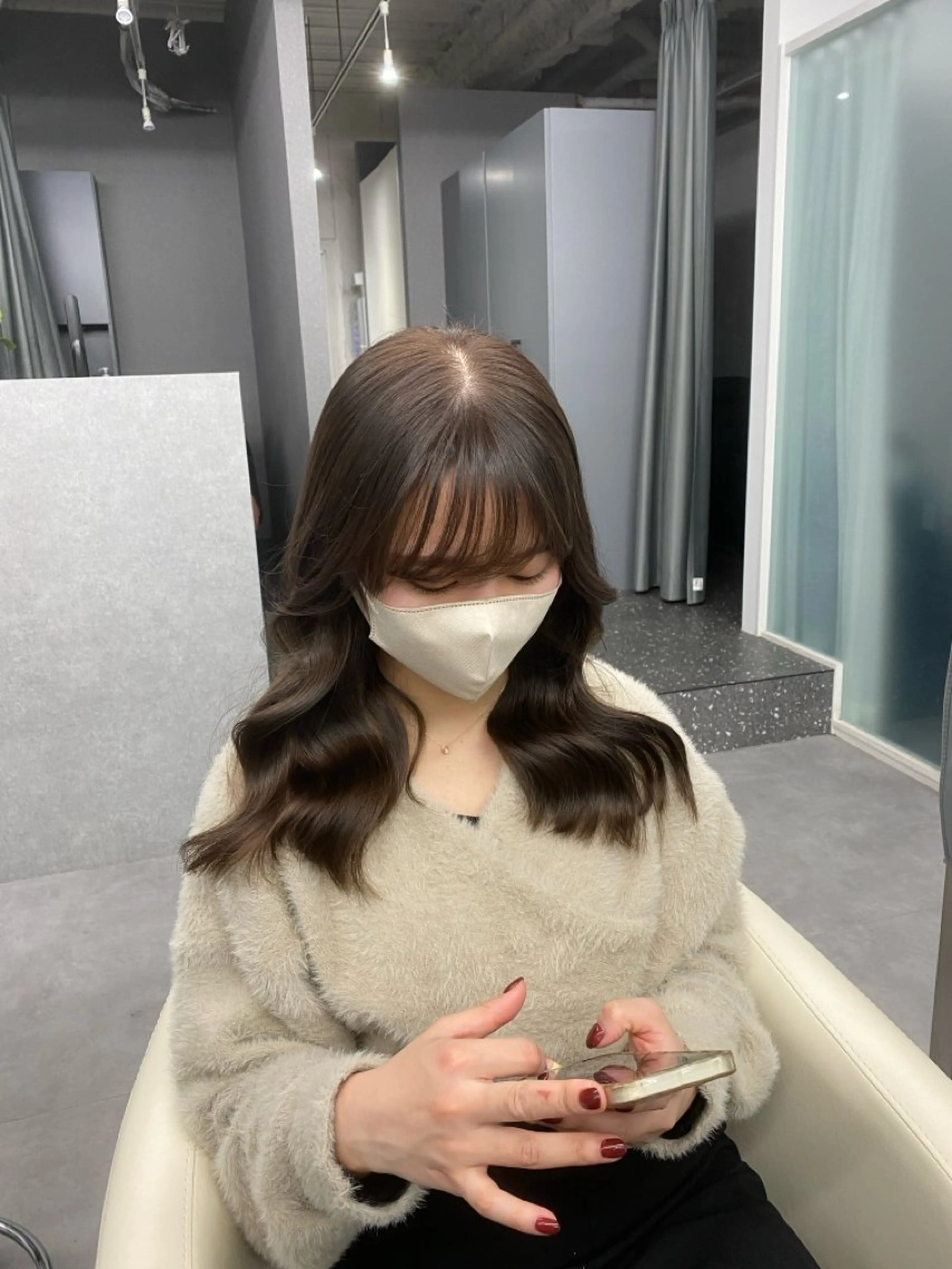 セミロング カラー ベージュカラー ブリーチ ダブルカラー フォギーベージュ ブリーチなしカラー カット ヘアカラー トレンド大人韓国風 shinoのヘアスタイル