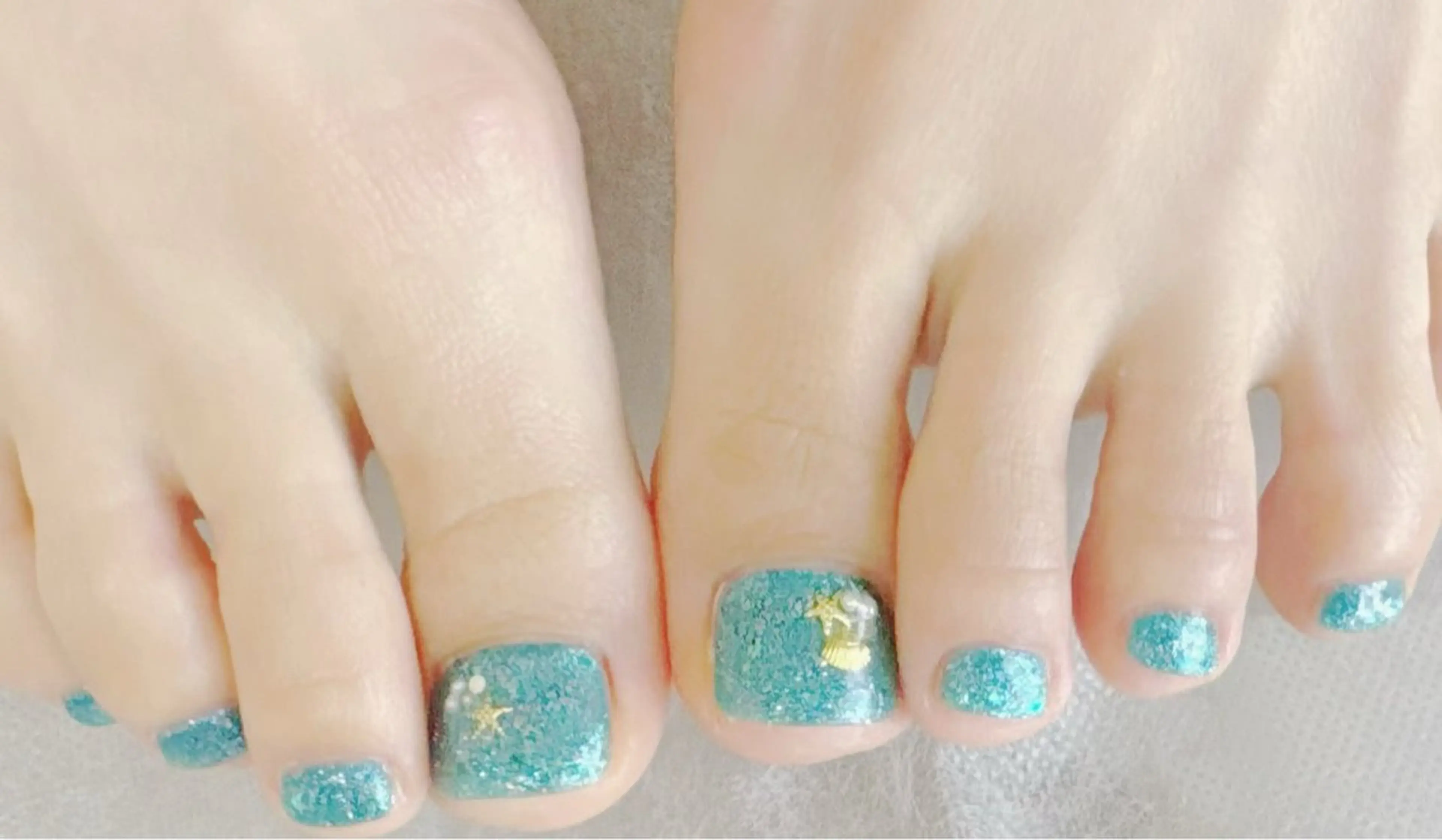 ネイル フラッシュネイル フットネイル キラキラネイル シンプルネイル 夏ネイル Kirakira Nail salonのネイルデザイン