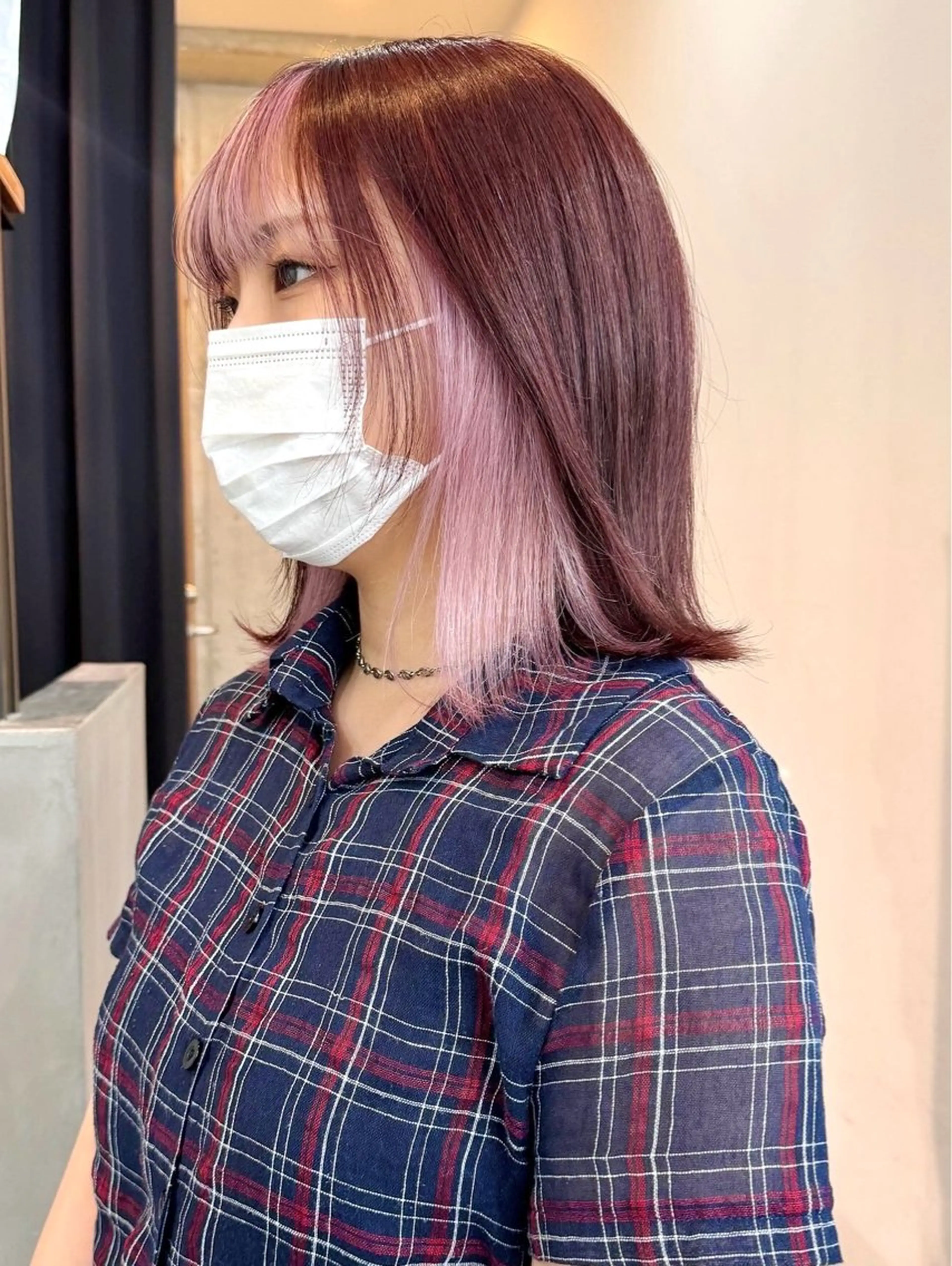 ミディアム カラー ピンクカラー レッドカラー ホワイトピンク ヘアカラー トリートメント 切りっぱなしボブ/ ブリーチカラー/大塚のヘアスタイル