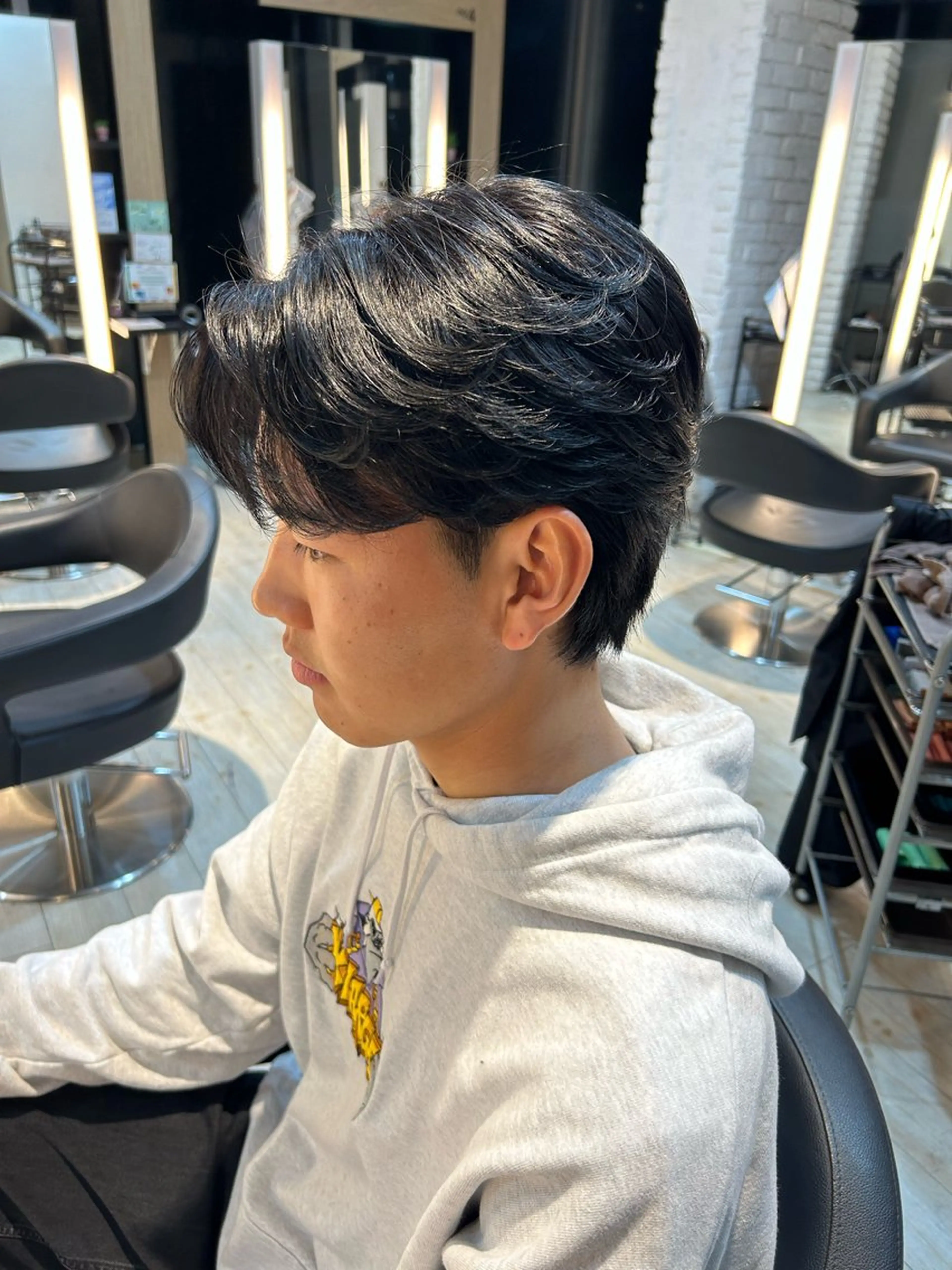 メンズ カルマパーマ メンズ韓国風 メンズパーマ カット パーマ 有働由良／ハイトーン ／韓国メンズヘアのヘアスタイル