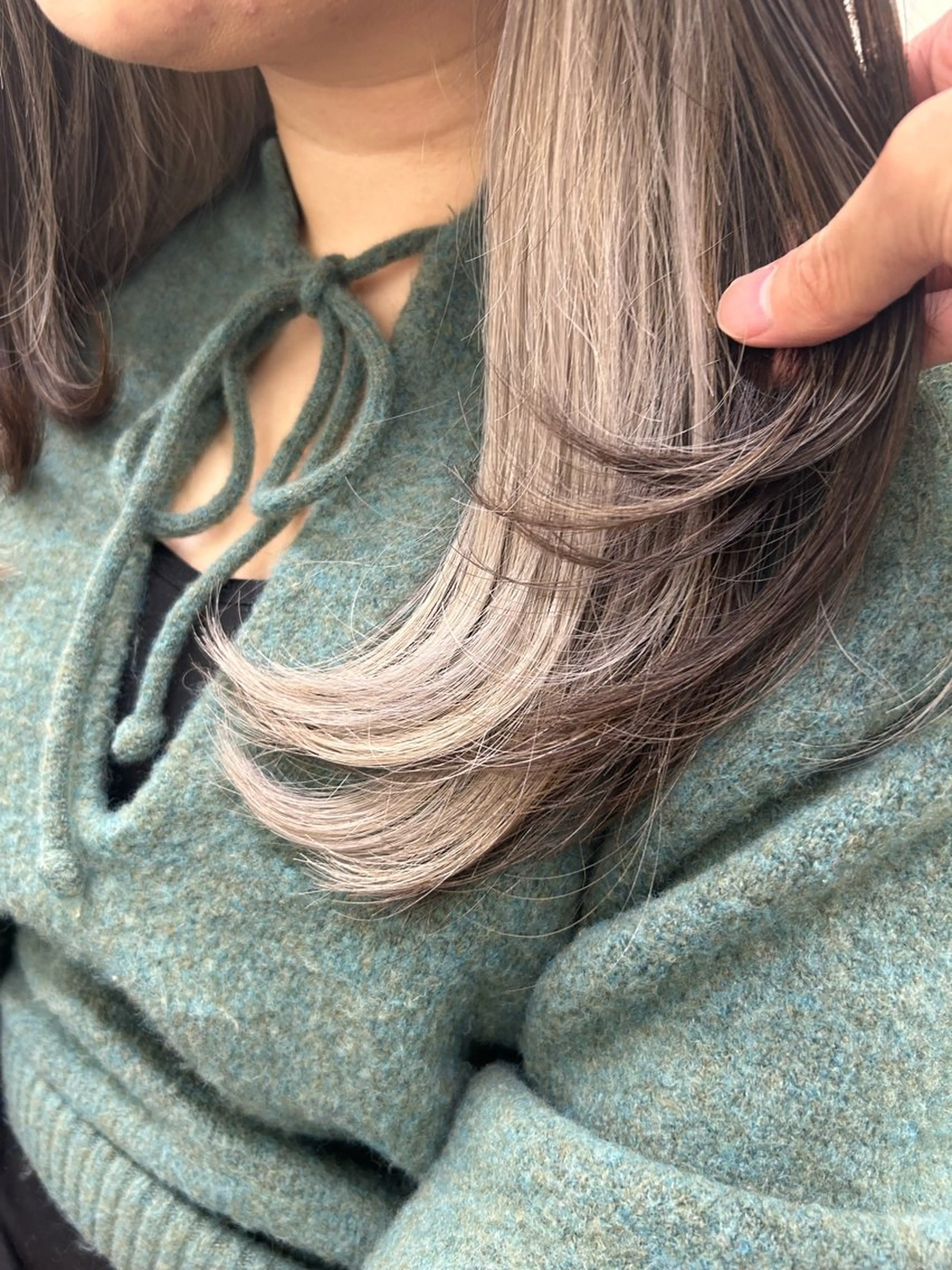 ミディアム カラー ベージュカラー イヤリングカラー グレージュ インナーカラー ホワイトベージュ ヘアカラー トリートメント ヘアセット RYOSUKE ハイトーンのヘアスタイル