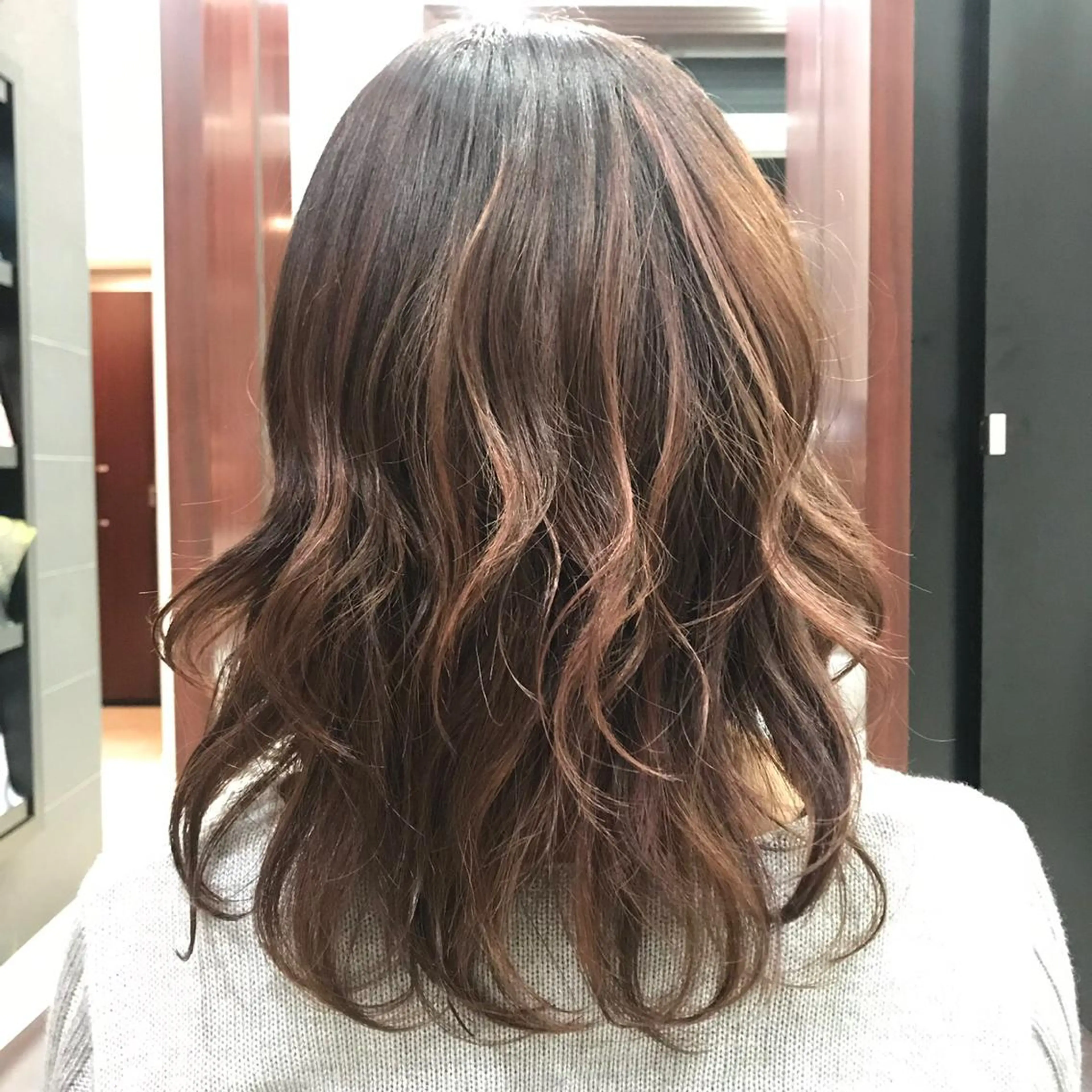 ミディアム カラー 佐山 聖玲奈のヘアスタイル