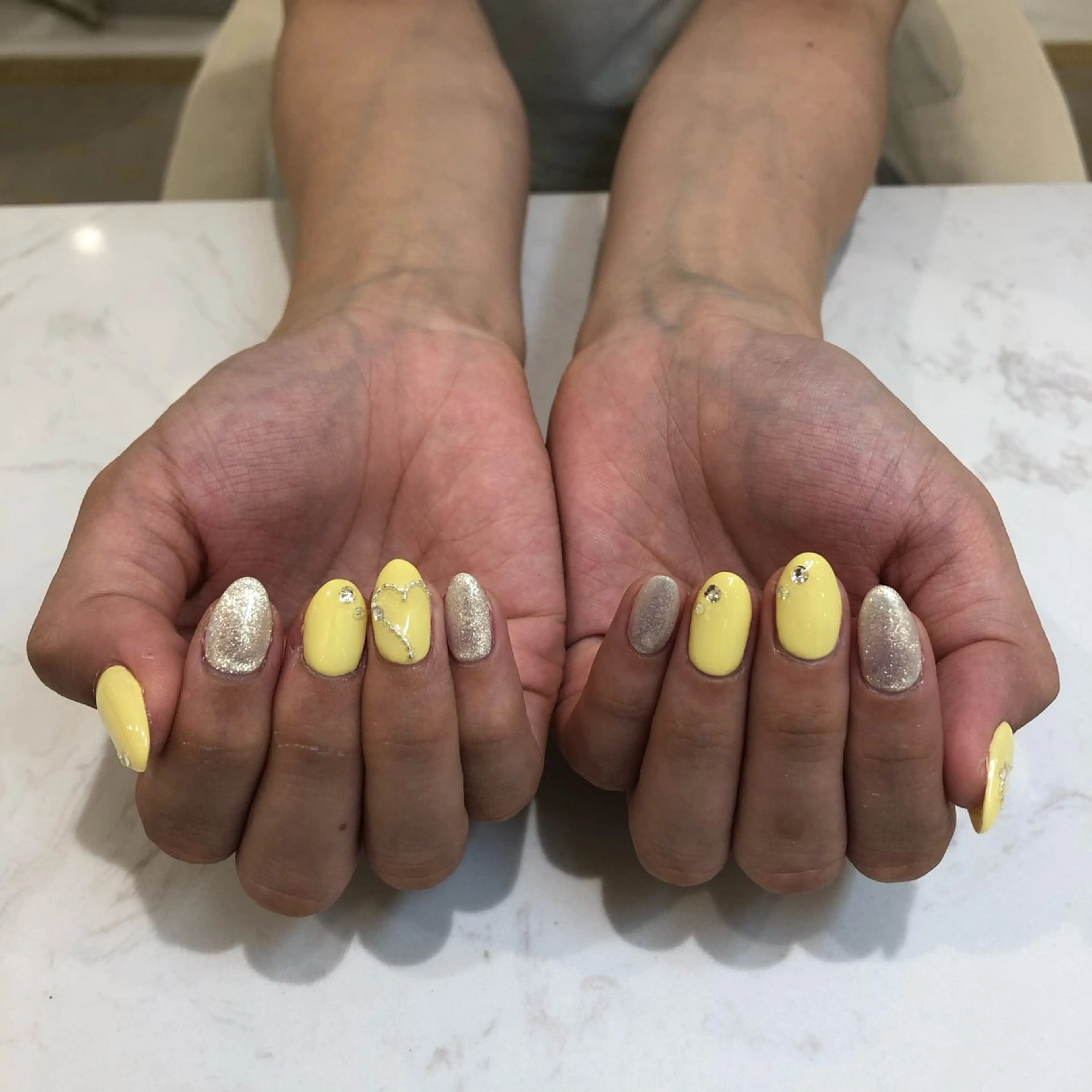 ネイル Raviy  新宿店所属・わたなべ あやかのネイルデザイン