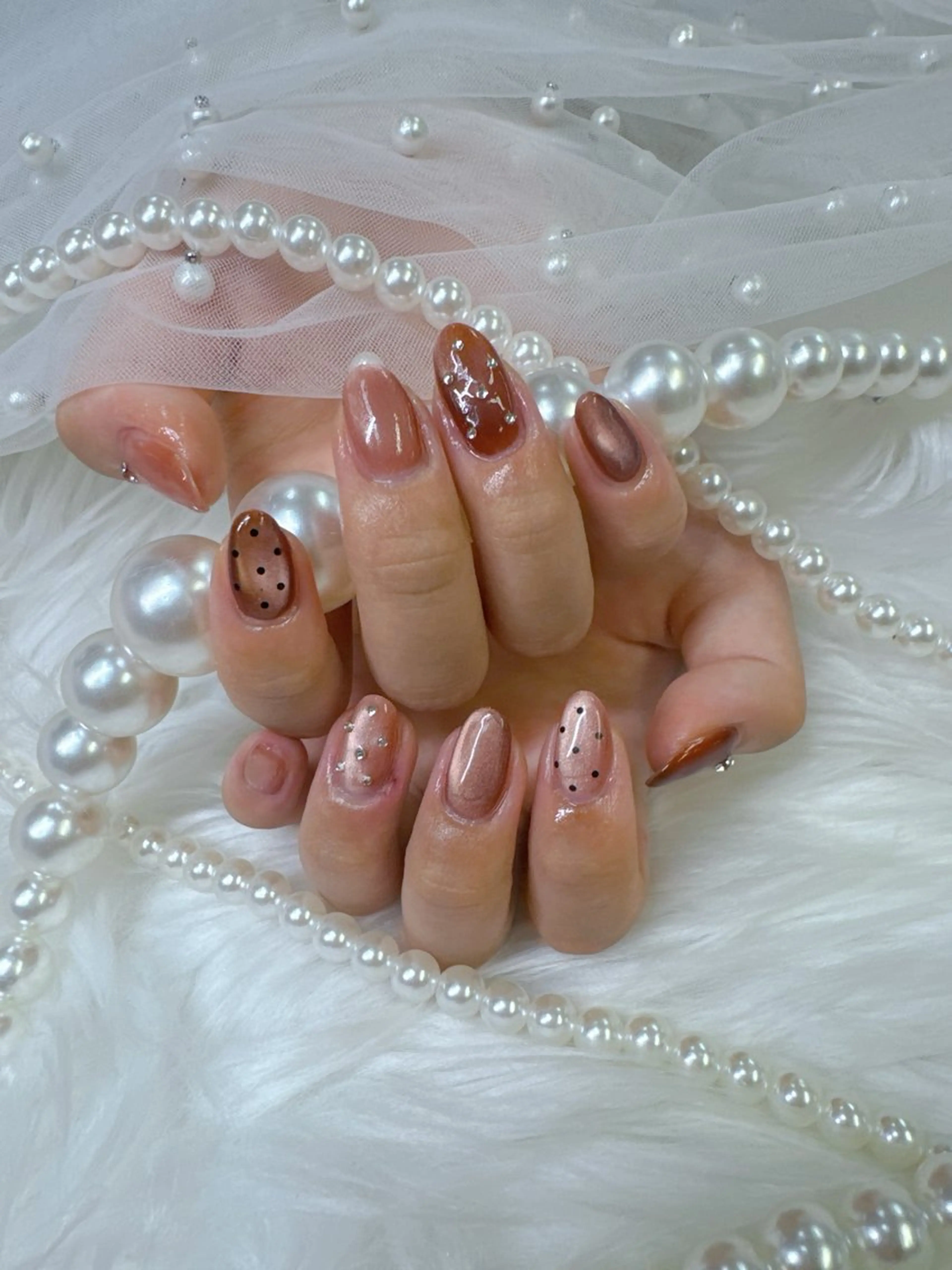 ネイル ボルドー チークネイル ドット 長さ出し フレンチネイル ハンドネイル クイーンズネイル銀座所属・Queeens nailのネイルデザイン
