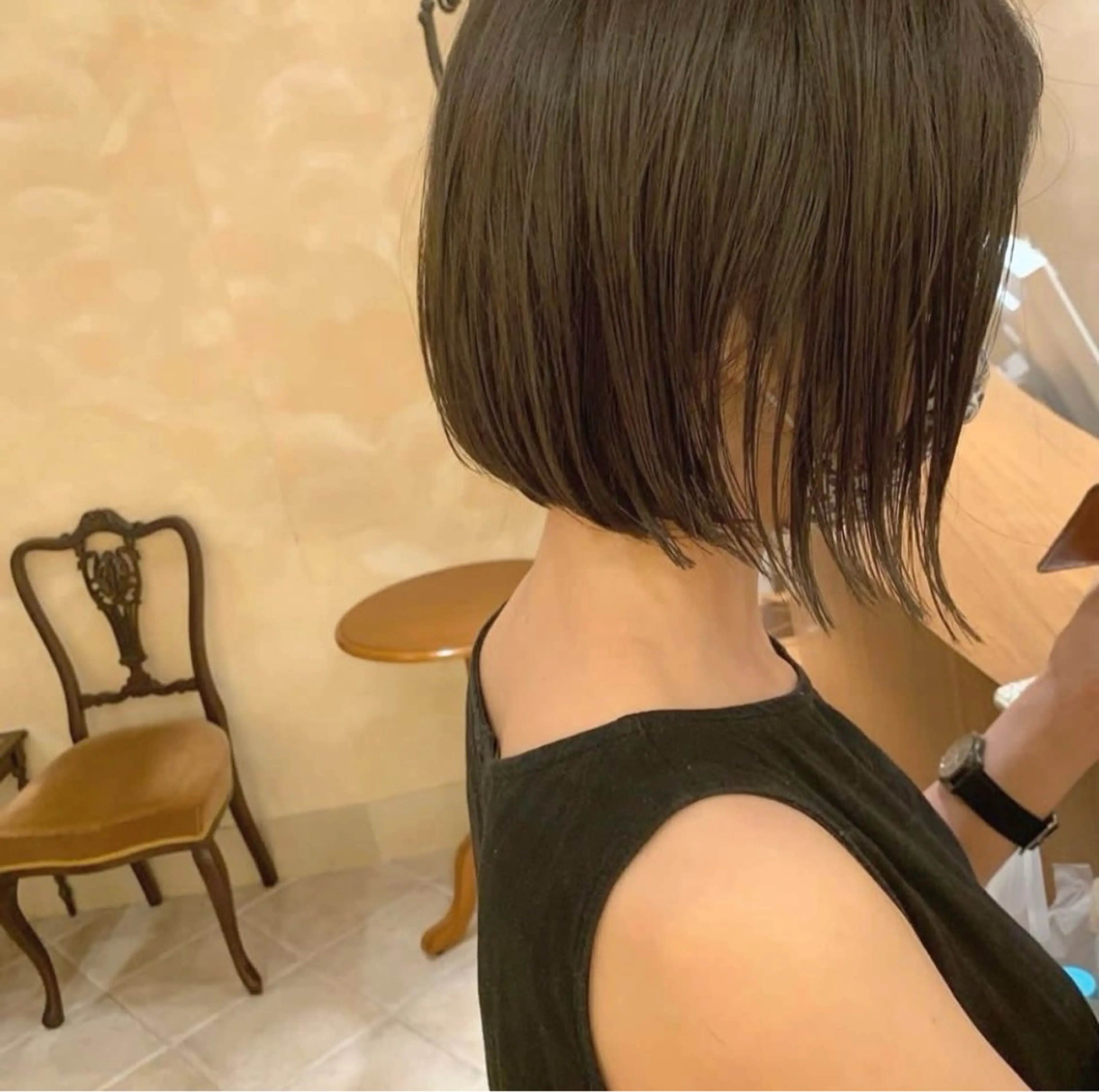 ショート カラー ボブ 青山 莉奈のヘアスタイル