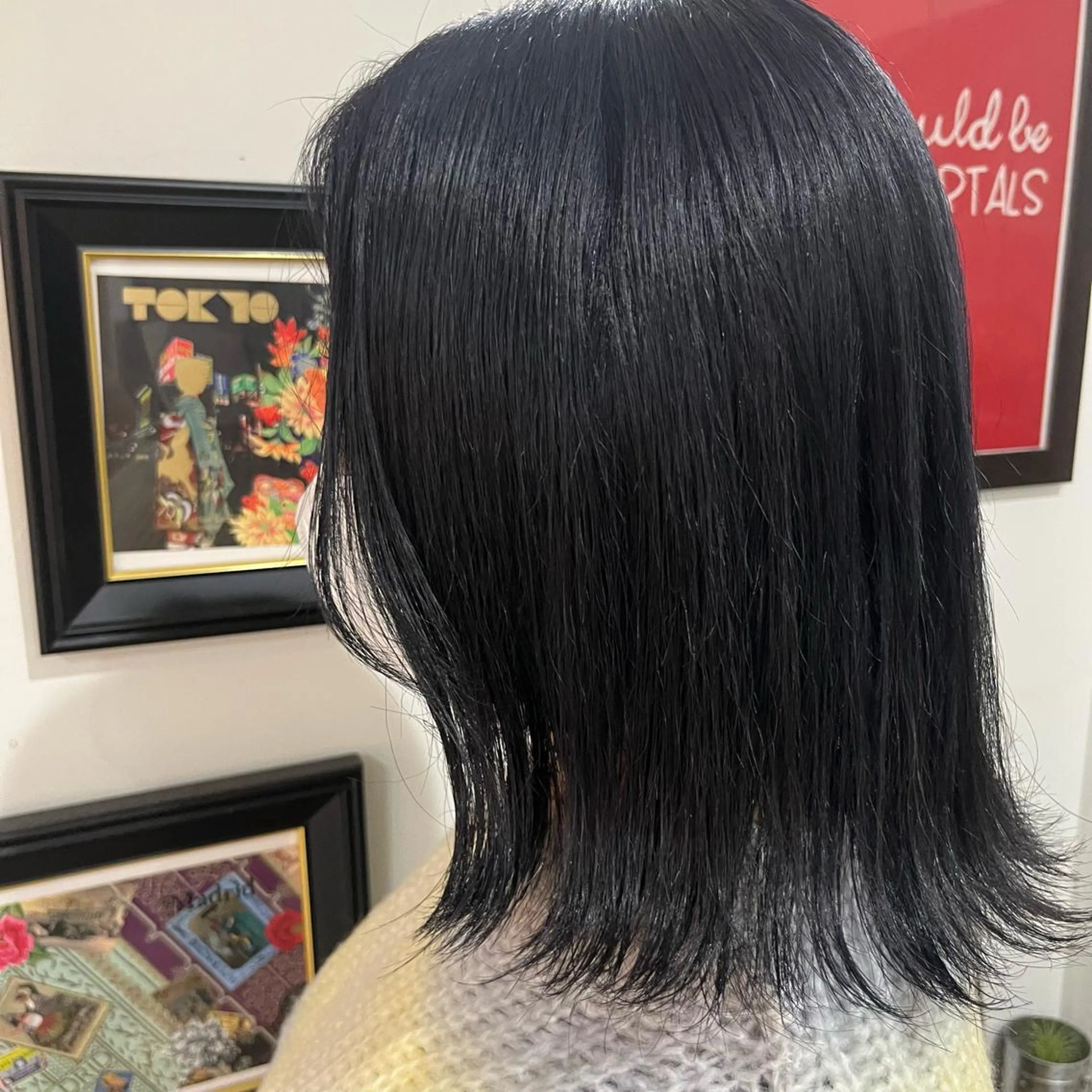 ミディアム カラー 切りっぱなしボブ 黒髪 ブルーカラー ブルーブラック ボブ ヘアカラー トリートメント 🦋坂本 未結🦋のヘアスタイル