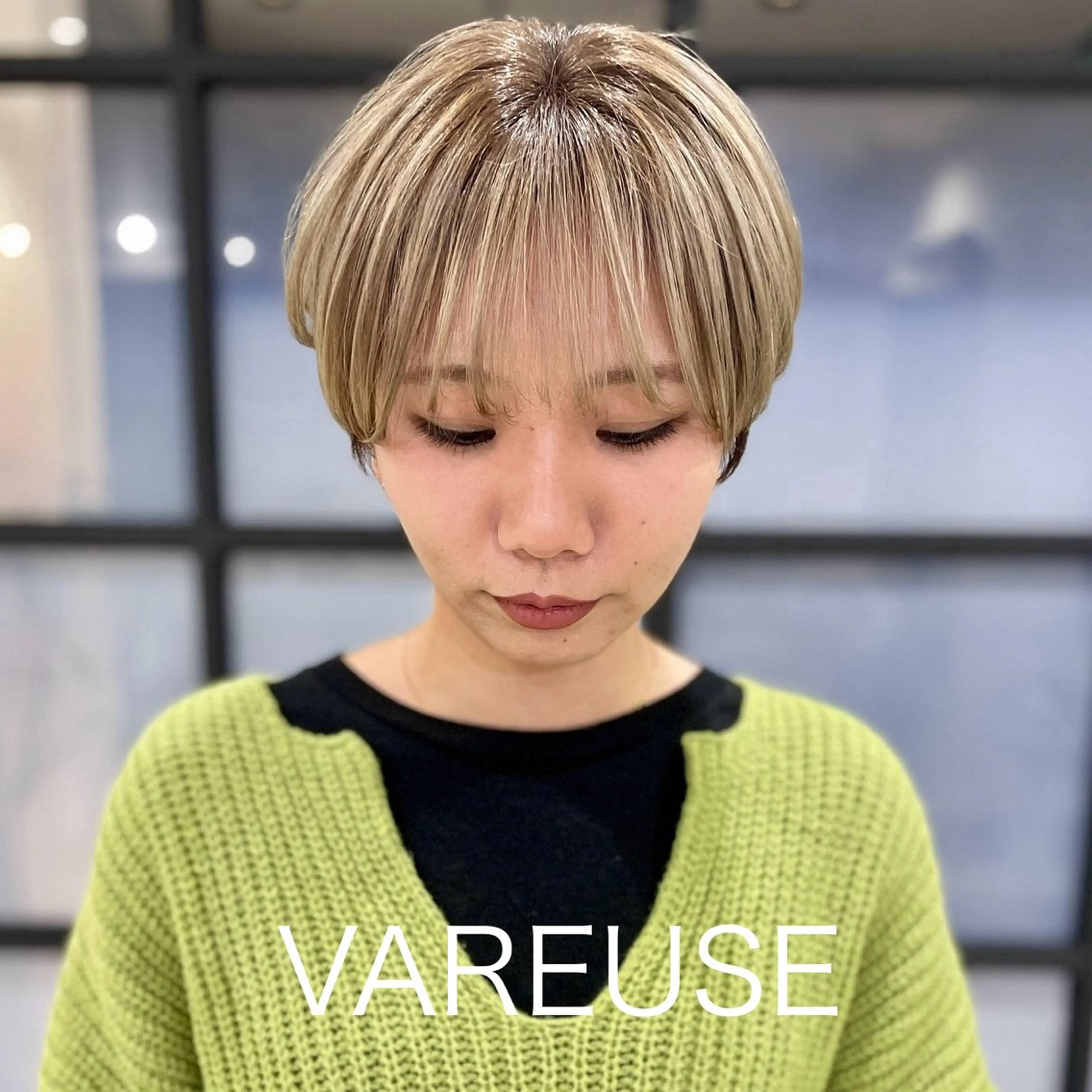 ショート カラー ベージュカラー ブリーチ ミルクティーベージュ ヘアカラー VAREUSE所属・石釜 咲のヘアスタイル