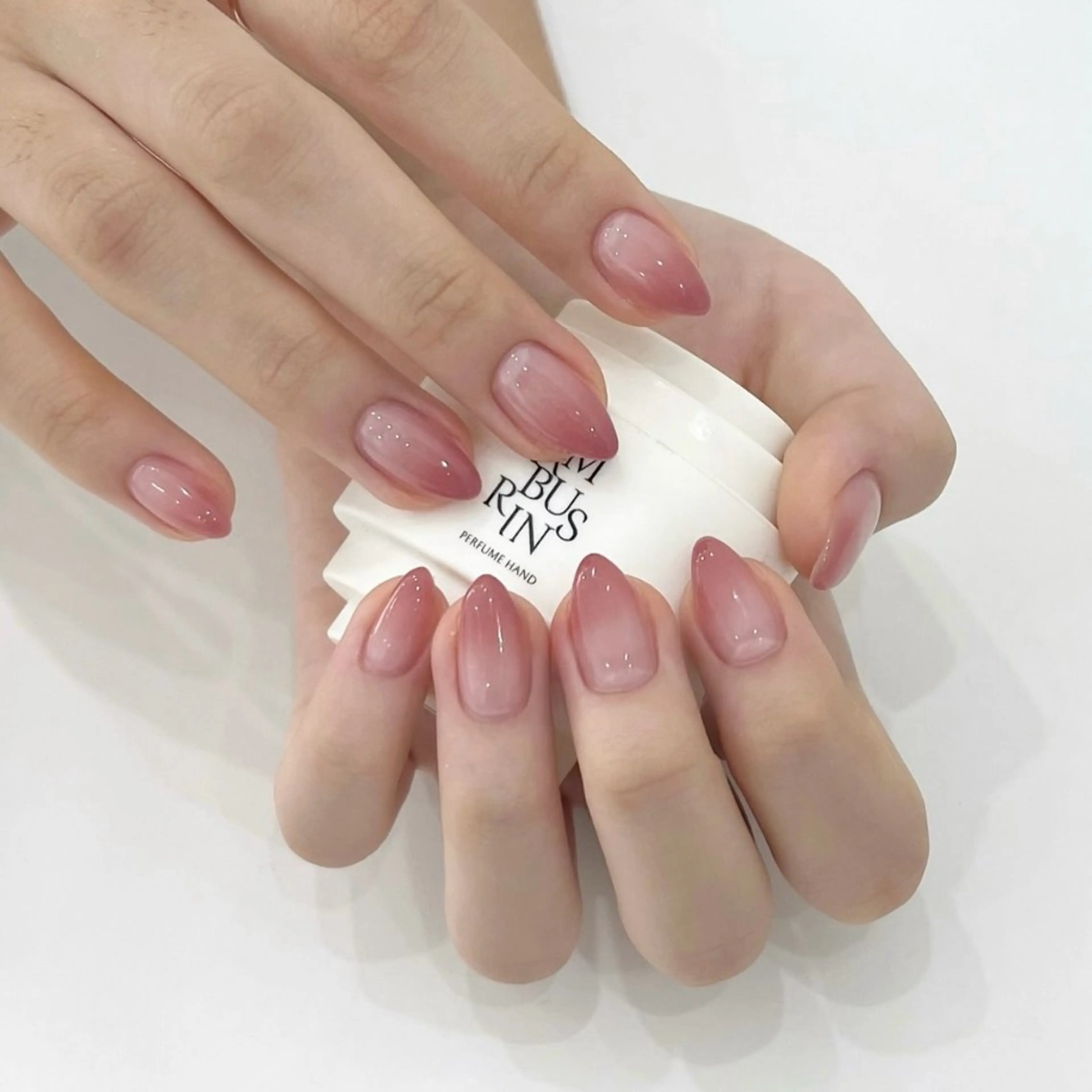 ネイル キラキラネイル 韓国ネイル 水色 マグネットネイル ミラーネイル ハンドネイル ハンドケア Lala Nails所属・Lala Nailsのネイルデザイン