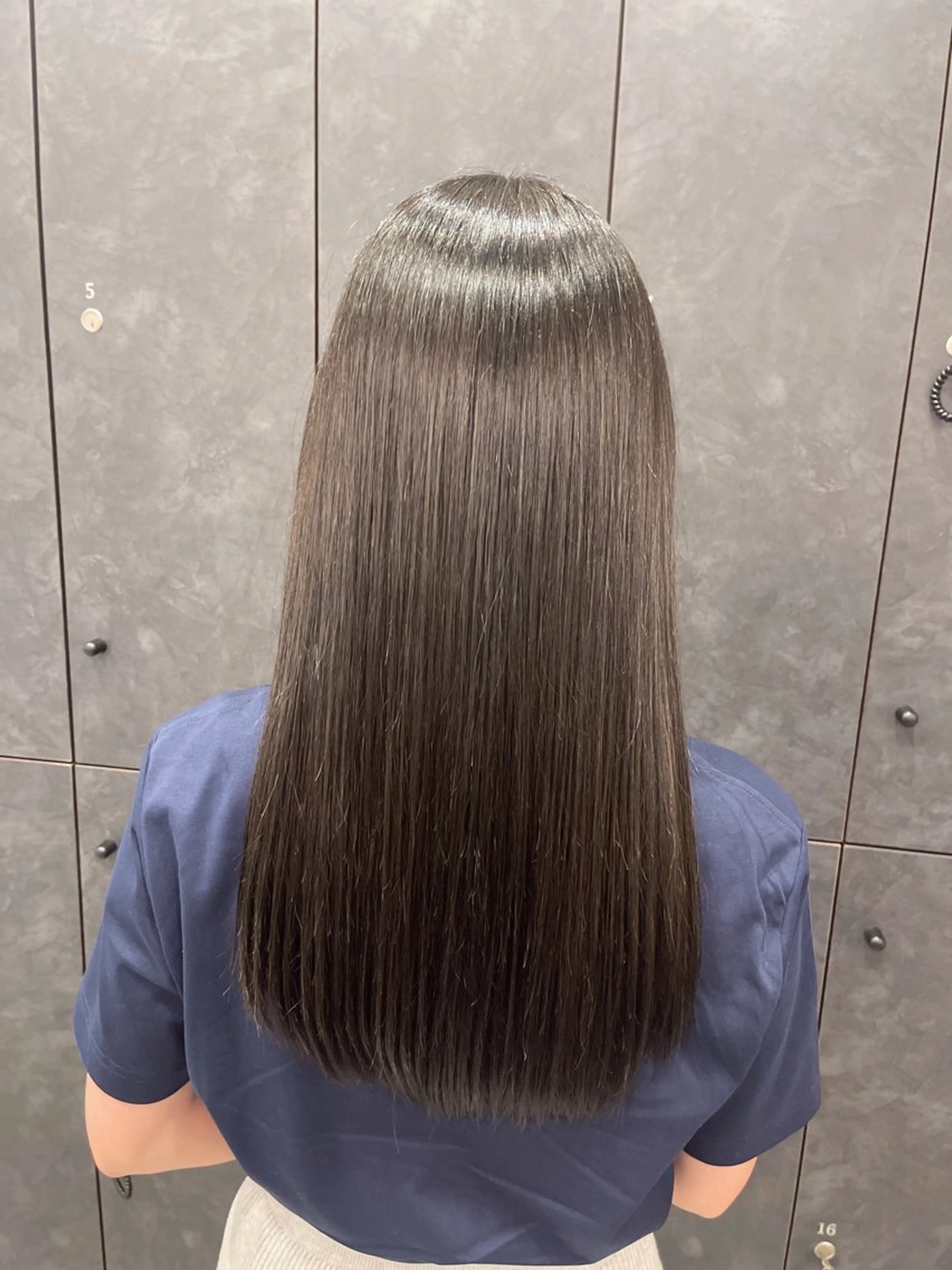 ロング カラー ケアカラー ダークグレー TENSHO ハイトーンレイヤーのヘアスタイル