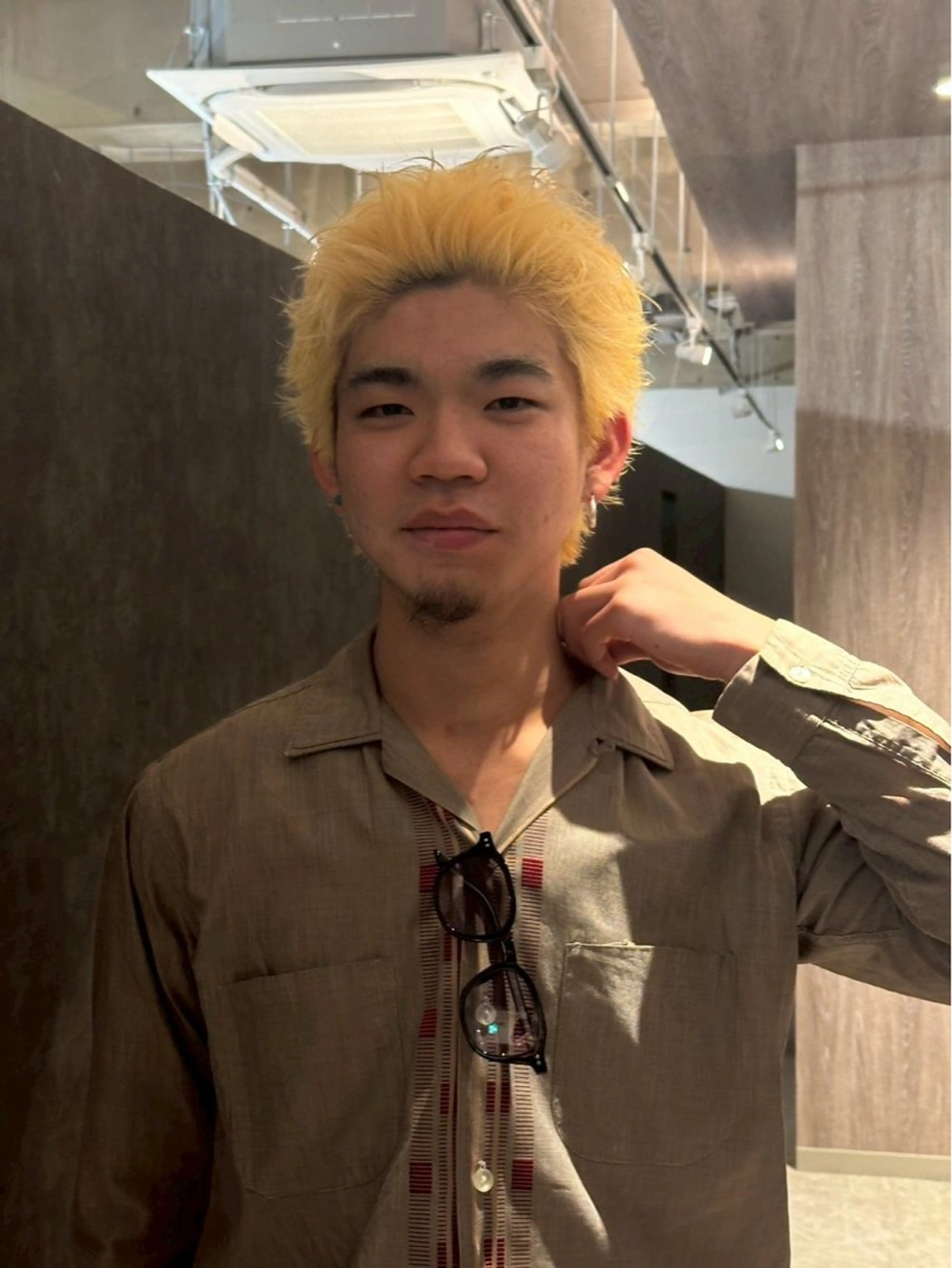 ショート カラー メンズ メンズブリーチ センターパート フェードカット フェザーパーマ メンズハイライト カット ヘアカラー メンズ/パーマ/ 金山/真柄 恒輝のヘアスタイル